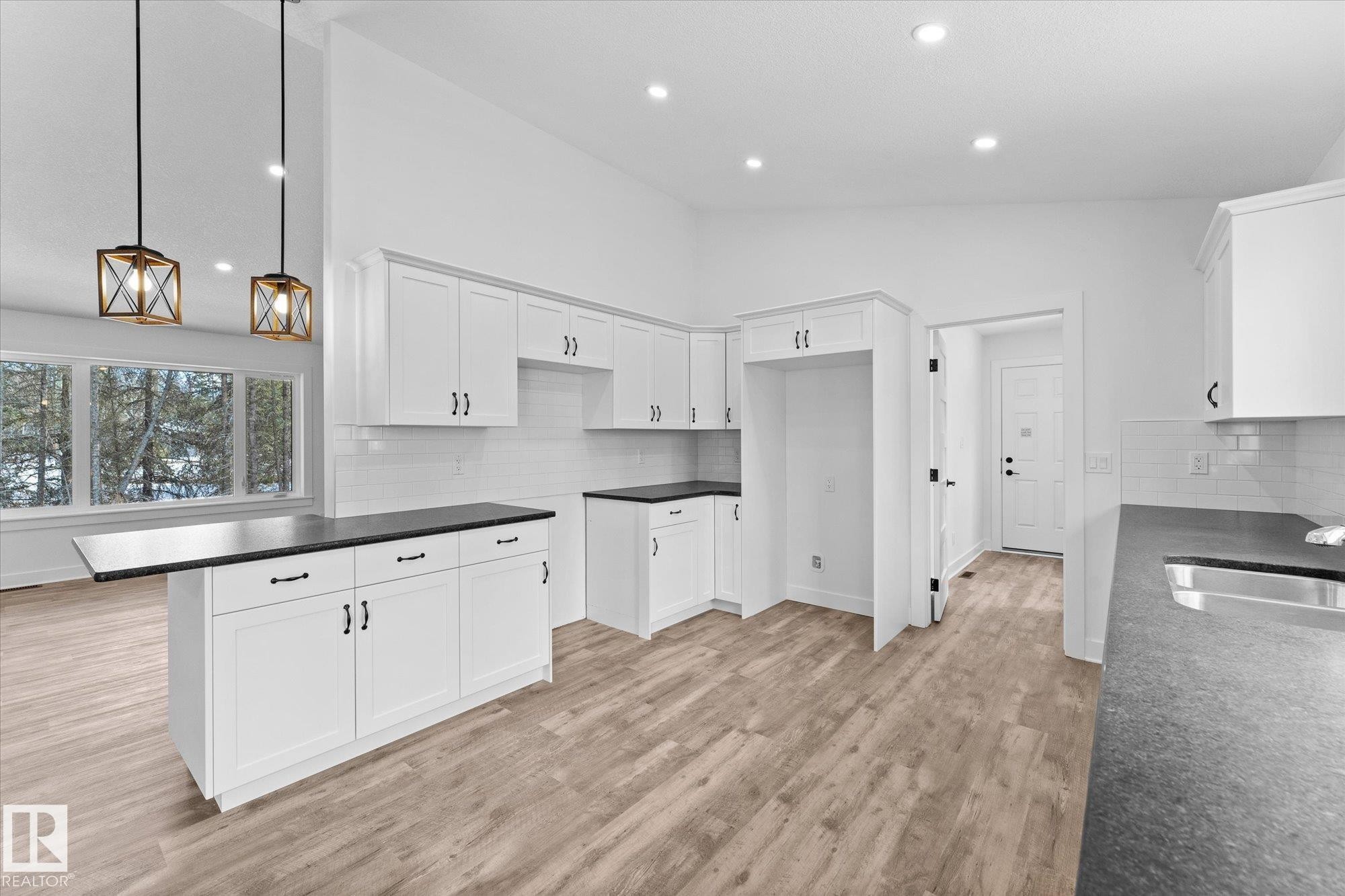 311 55504 Rr 13, Rural Lac Ste. Anne County, AB - Indoor Photo Showing Kitchen With Double Sink