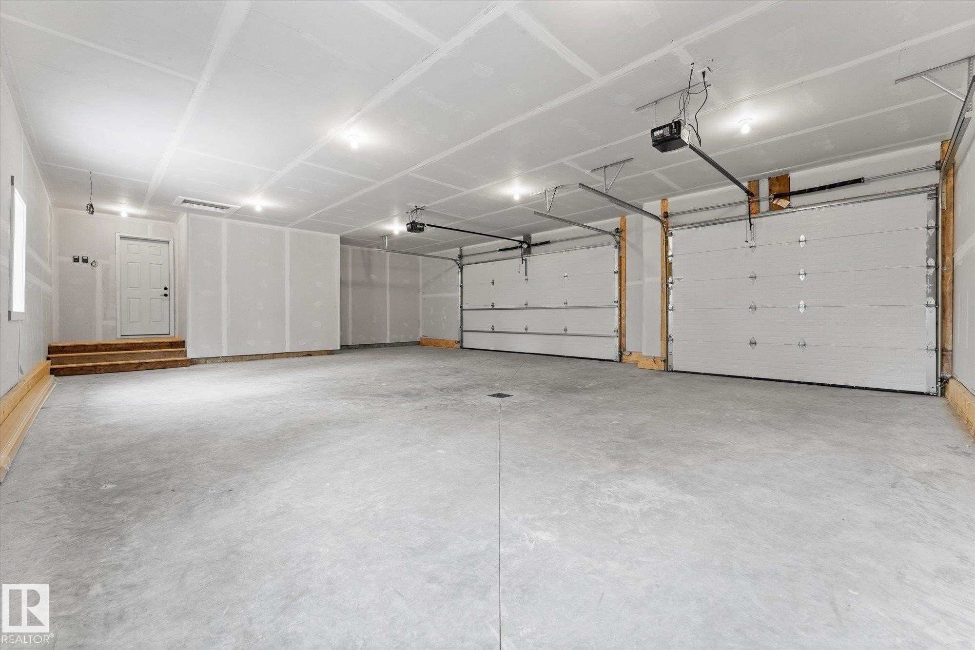 311 55504 Rr 13, Rural Lac Ste. Anne County, AB - Indoor Photo Showing Garage