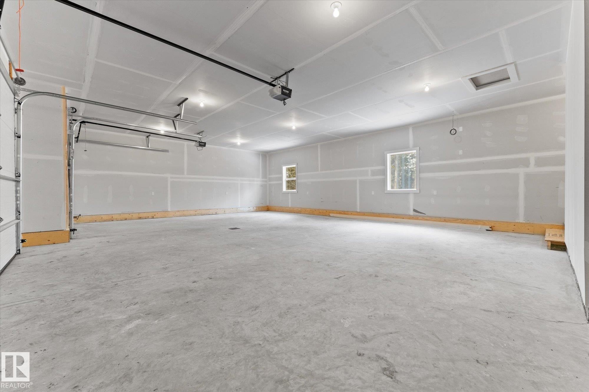 311 55504 Rr 13, Rural Lac Ste. Anne County, AB - Indoor Photo Showing Garage