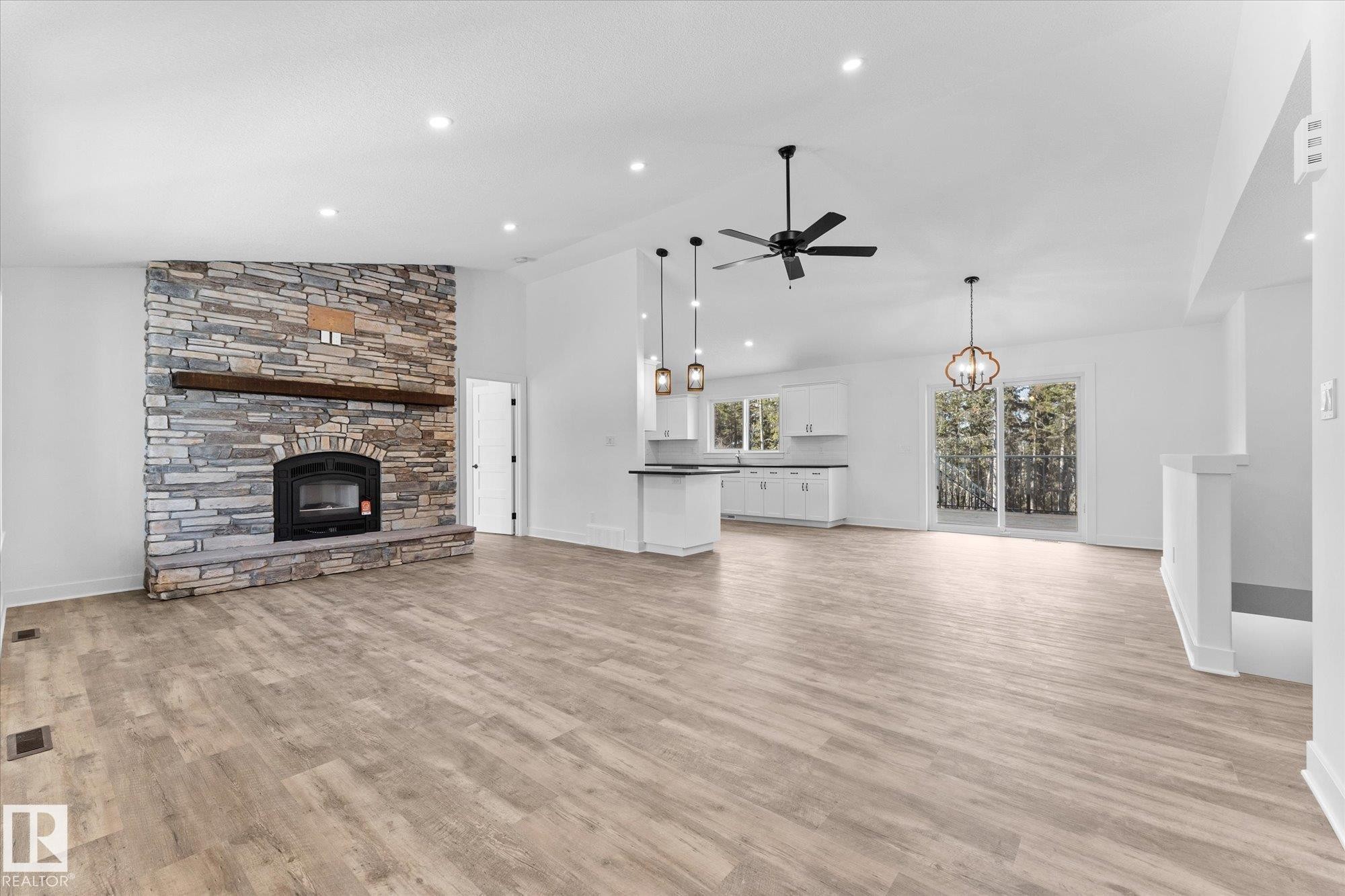311 55504 Rr 13, Rural Lac Ste. Anne County, AB - Indoor Photo Showing Living Room With Fireplace