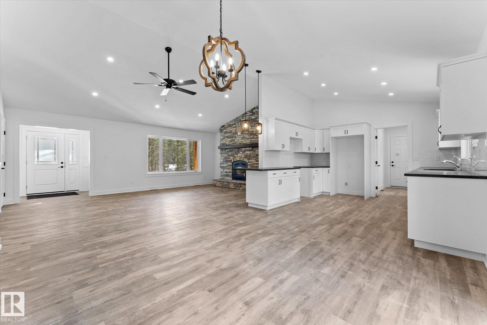 311 55504 Rr 13, Rural Lac Ste. Anne County, AB - Indoor Photo Showing Kitchen