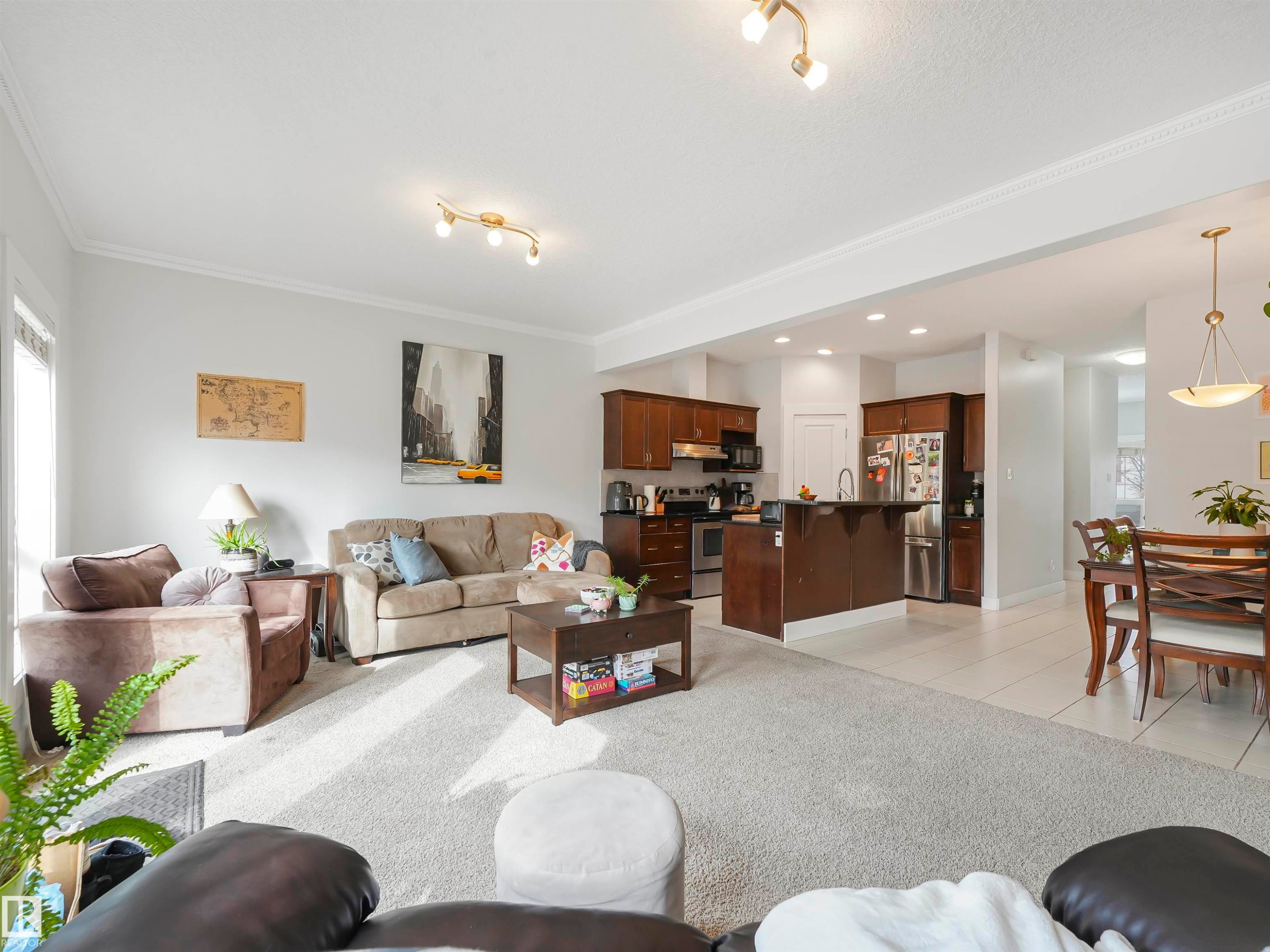 10941/10943 76 Avenue, Edmonton, AB - Indoor Photo Showing Living Room
