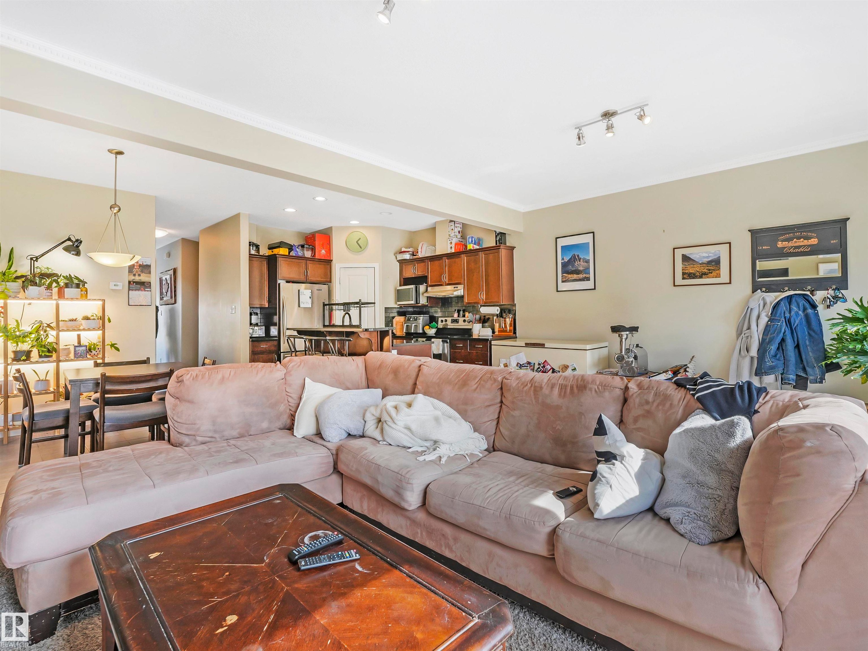 10941/10943 76 Avenue, Edmonton, AB - Indoor Photo Showing Living Room