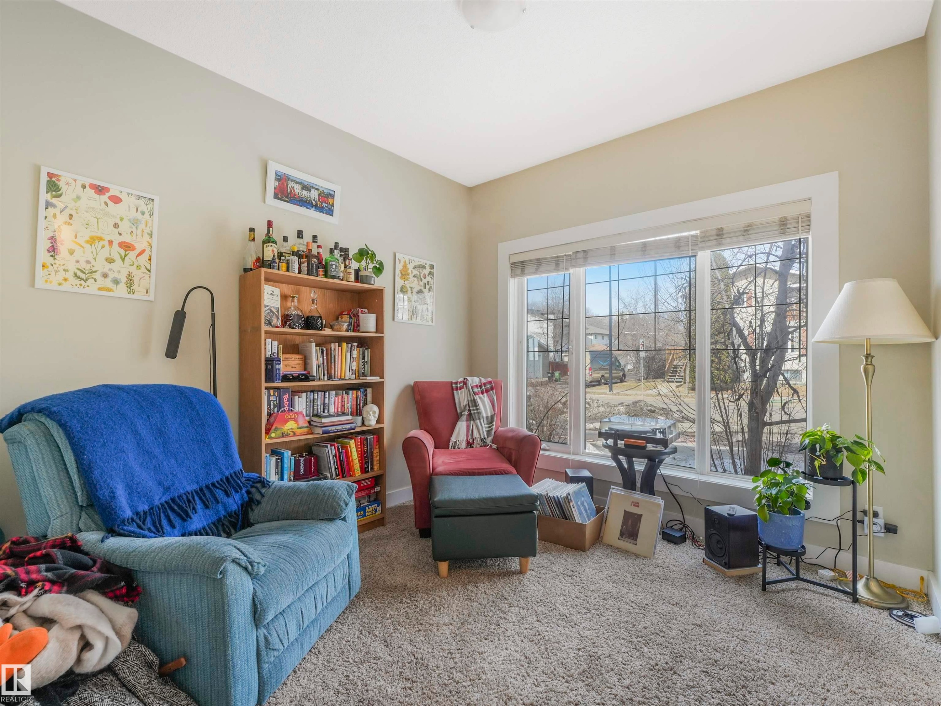 10943 76 Avenue, Edmonton, AB - Indoor Photo Showing Living Room