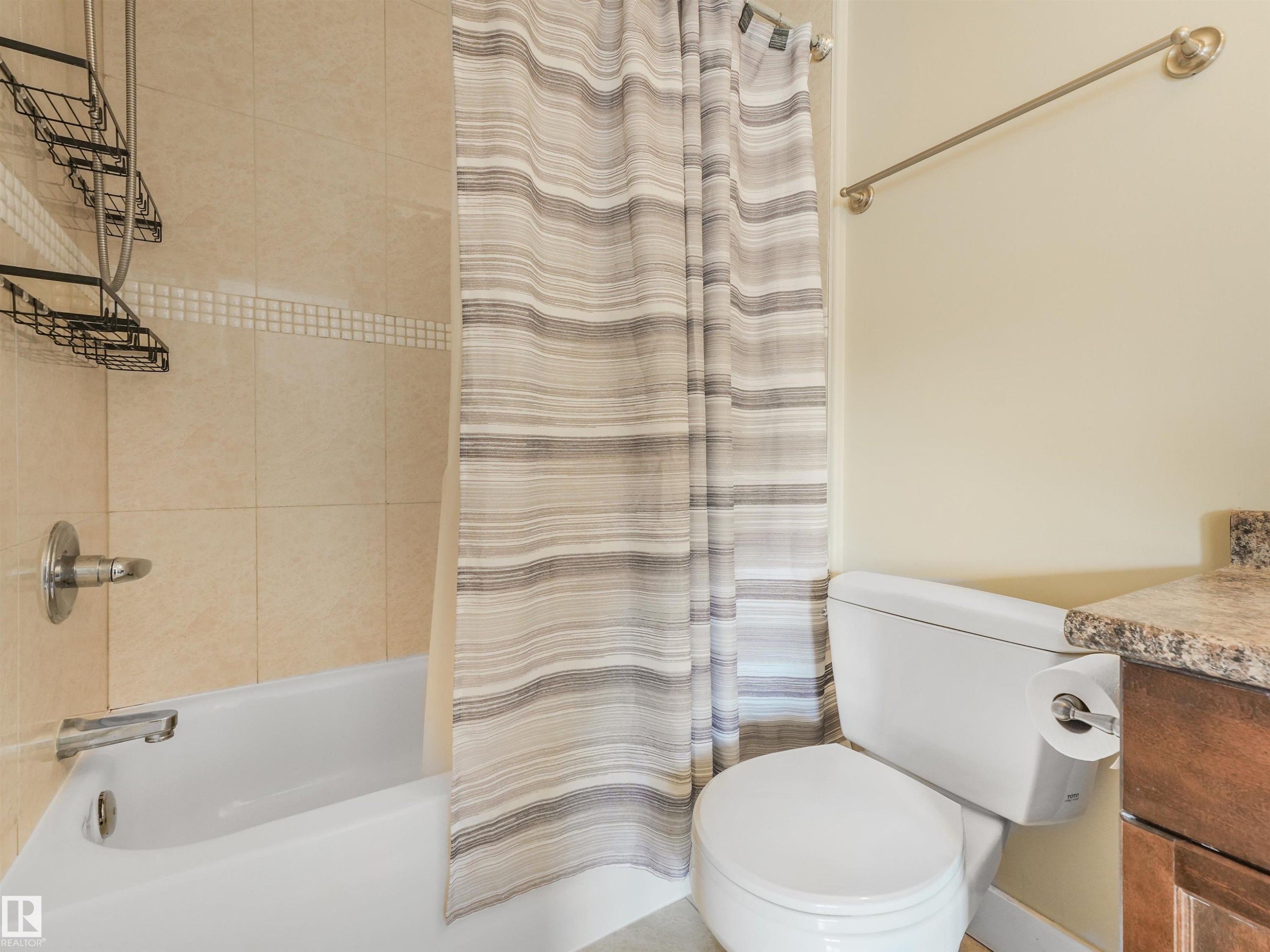 10943 76 Avenue, Edmonton, AB - Indoor Photo Showing Bathroom