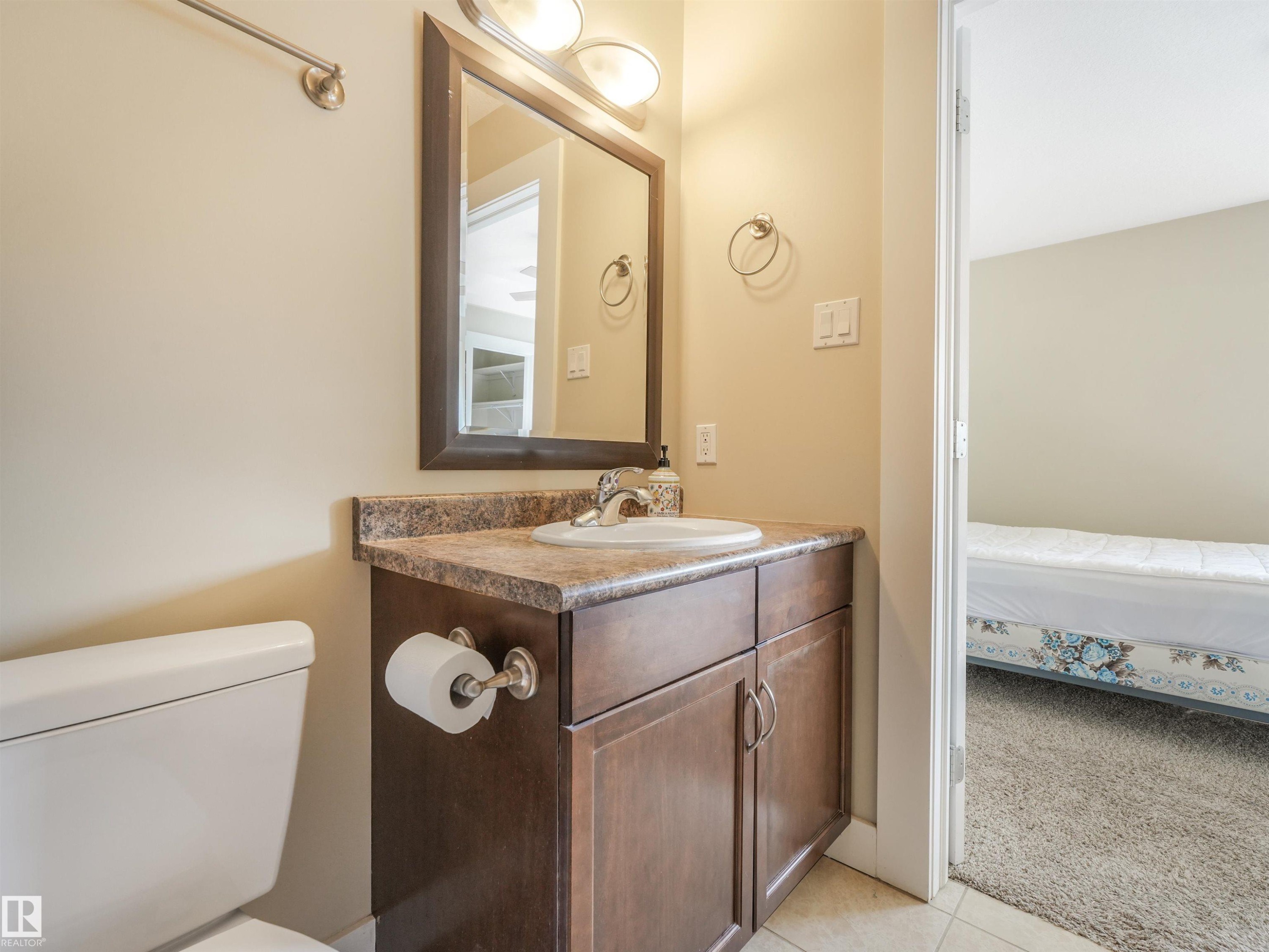 10943 76 Avenue, Edmonton, AB - Indoor Photo Showing Bathroom