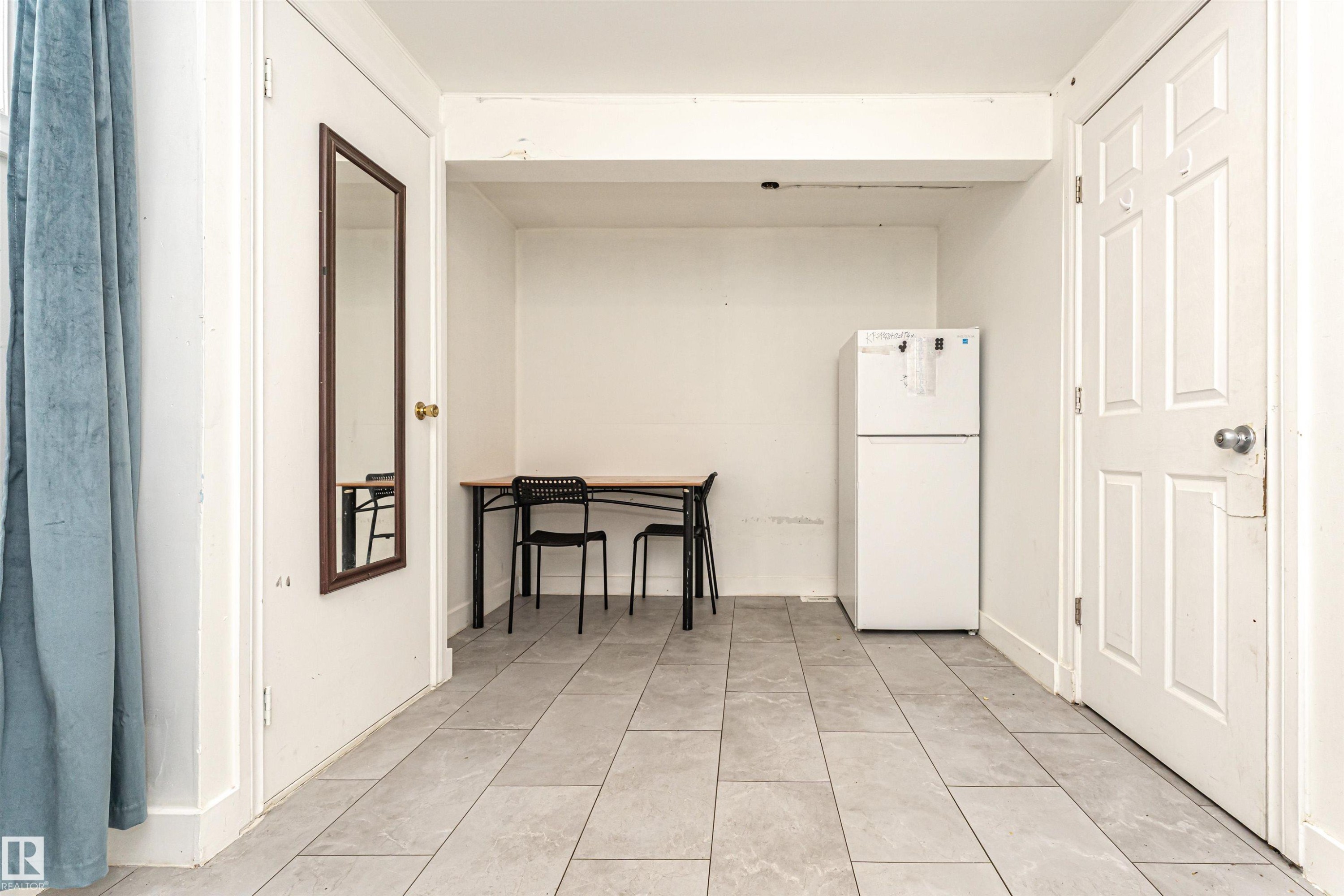 View of hall - 2349 Millbourne Road W, Edmonton, AB - Indoor