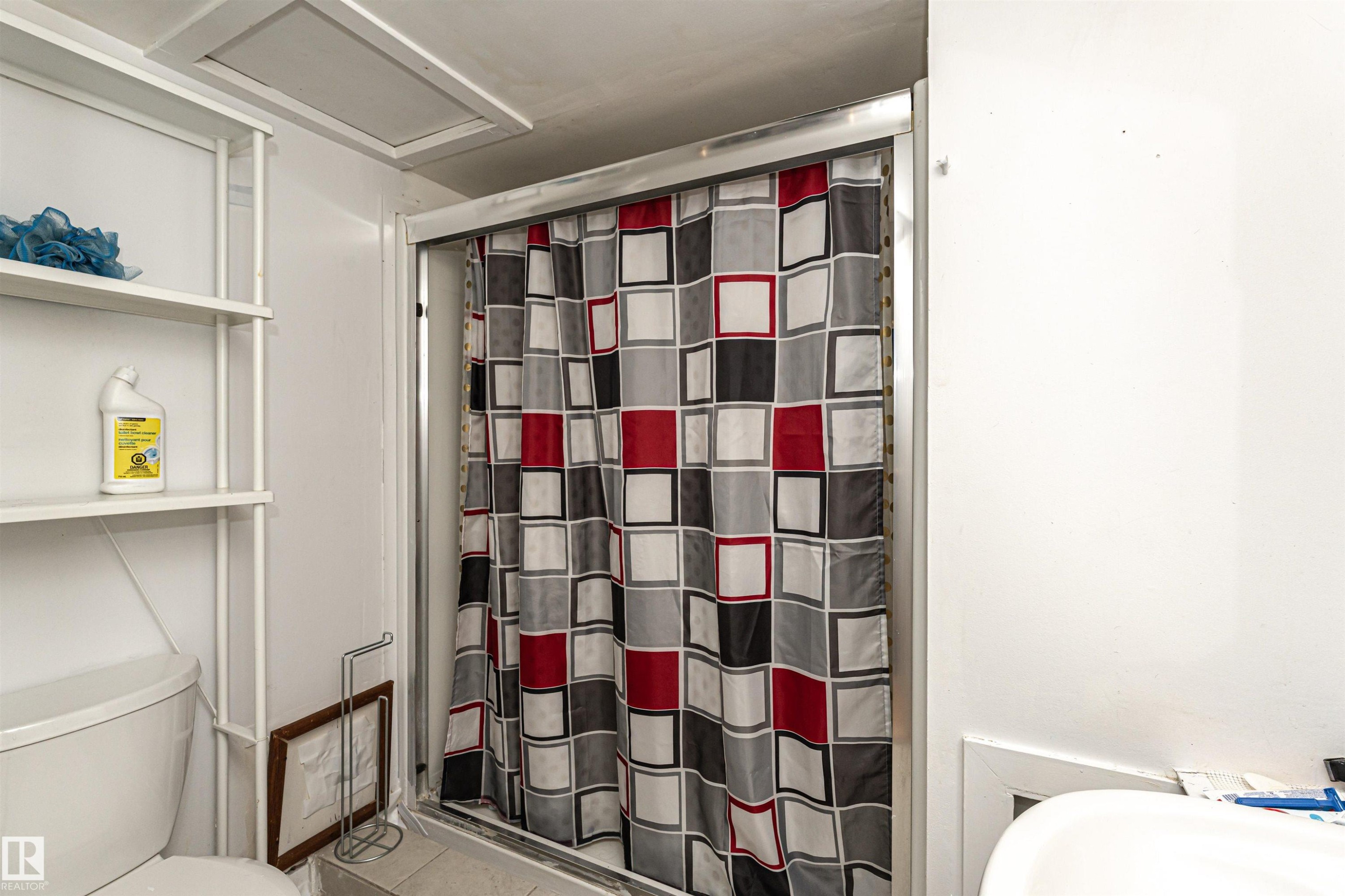 Full bathroom featuring curtained shower and toilet - 2349 Millbourne Road W, Edmonton, AB - Indoor Photo Showing Bathroom