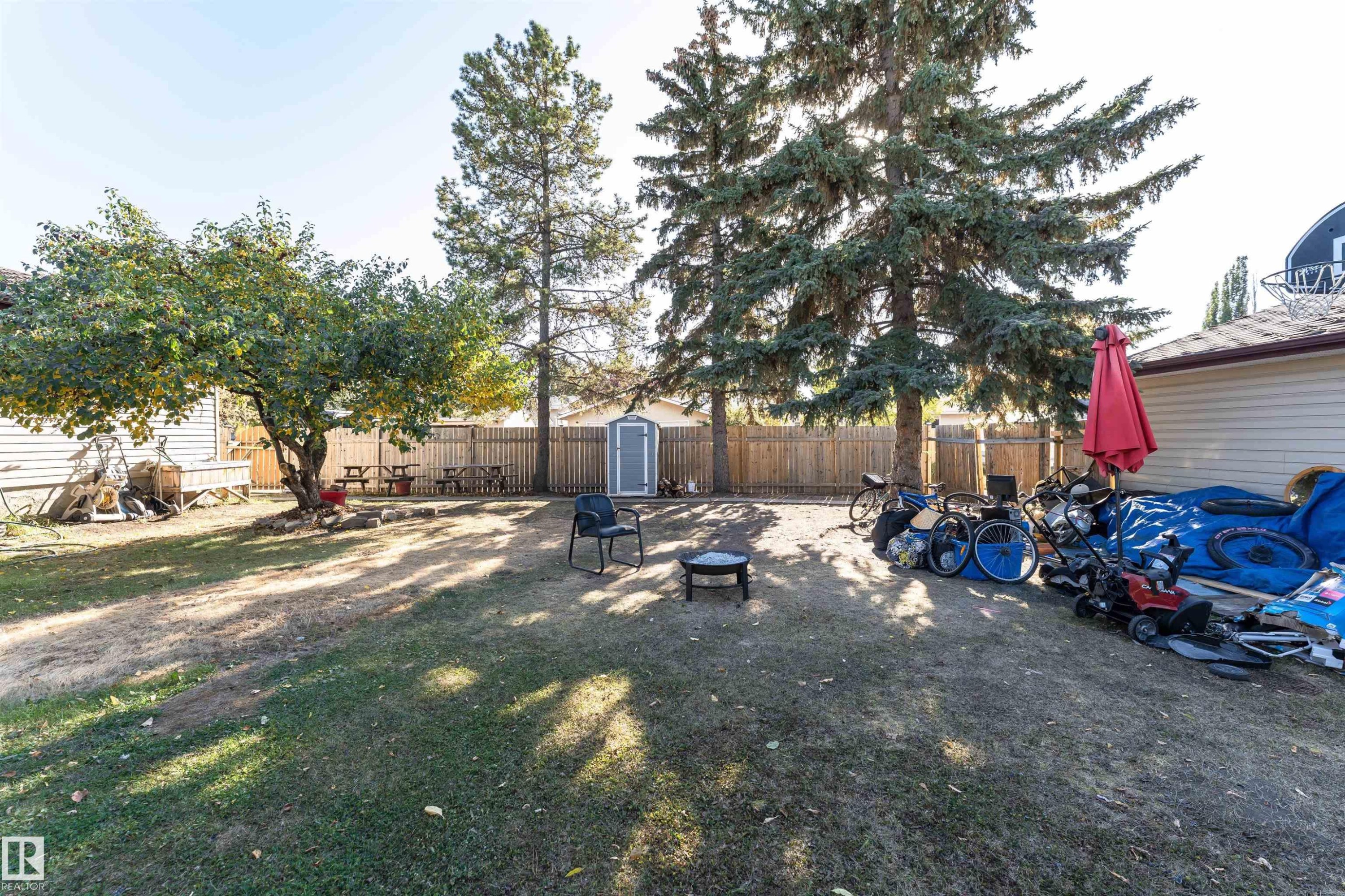 Fenced backyard with a storage shed and a patio area - 2349 Millbourne Road W, Edmonton, AB - Outdoor