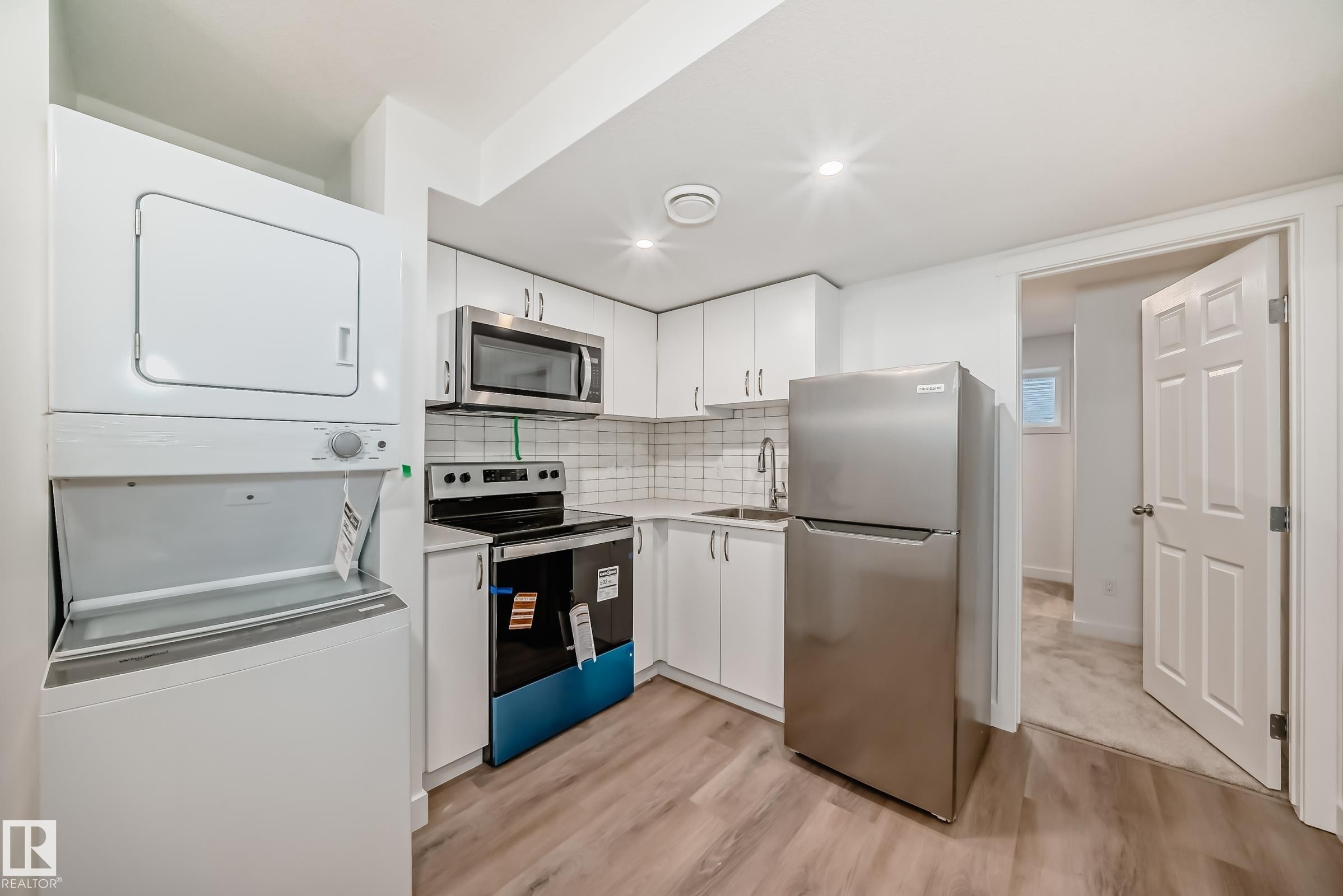 4619 177Ave, Edmonton, AB - Indoor Photo Showing Kitchen