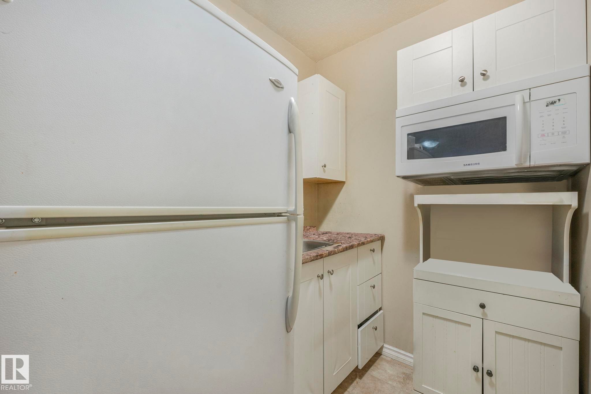 2 11813 43 Street, Edmonton, AB - Indoor