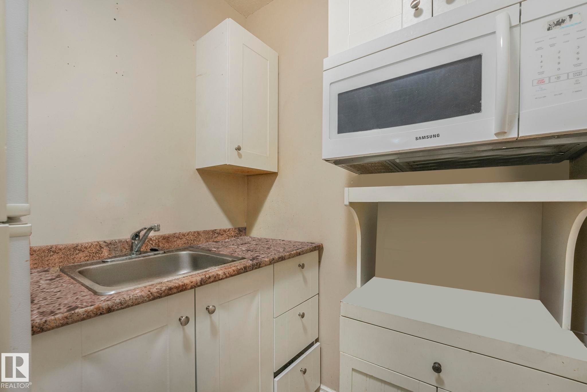 2 11813 43 Street, Edmonton, AB - Indoor