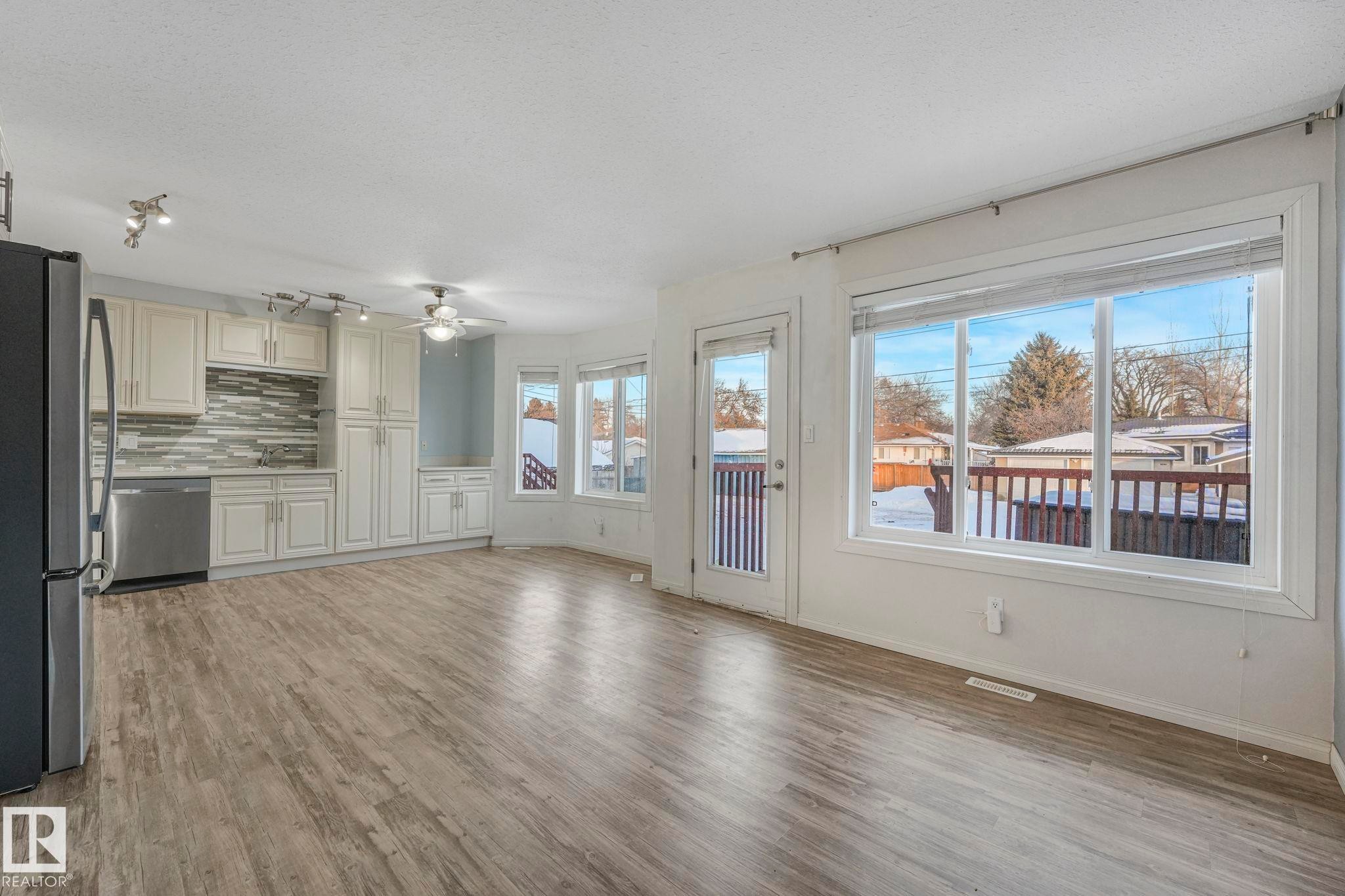 2 11813 43 Street, Edmonton, AB - Indoor