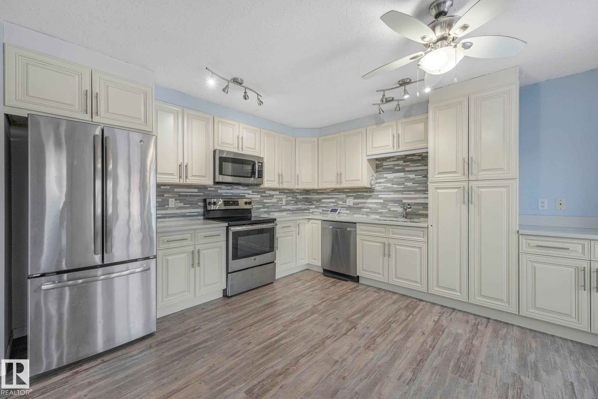 2 11813 43 Street, Edmonton, AB - Indoor Photo Showing Kitchen With Stainless Steel Kitchen With Upgraded Kitchen