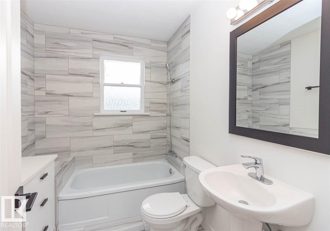 10536 76 Street, Edmonton, AB - Indoor Photo Showing Bathroom