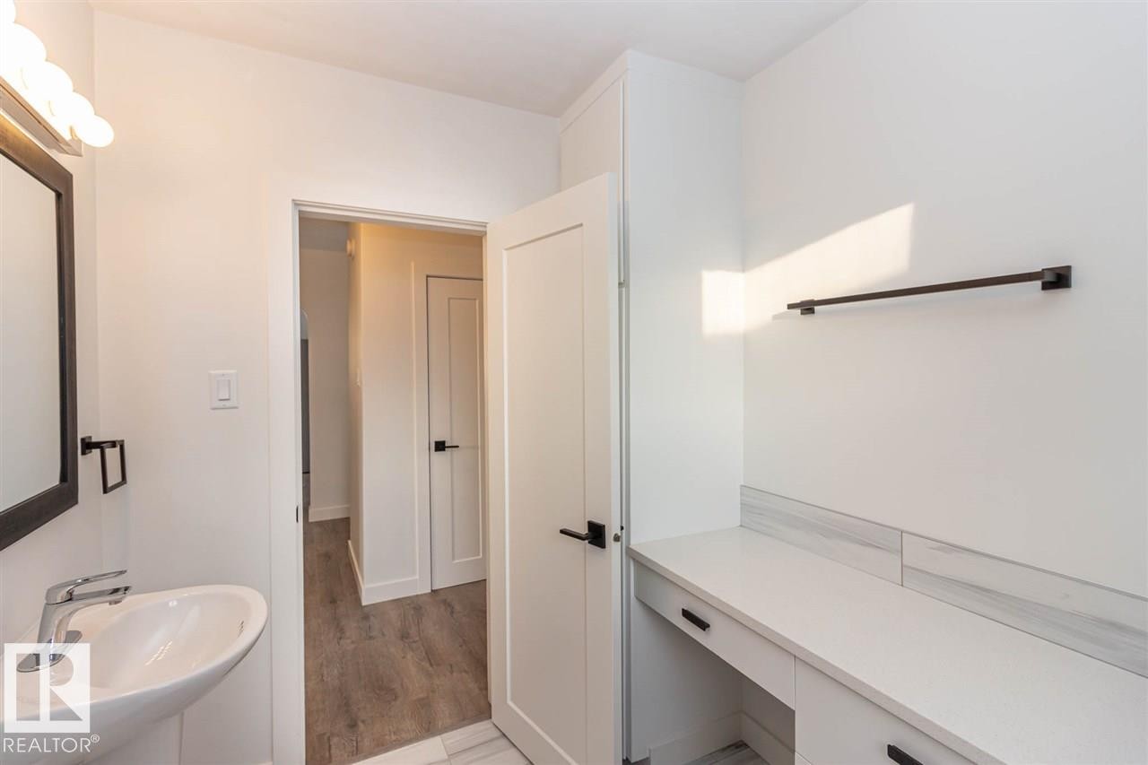 10536 76 Street, Edmonton, AB - Indoor Photo Showing Bathroom