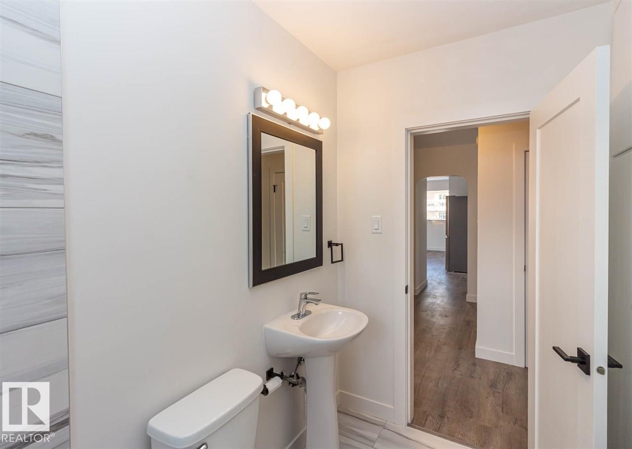 10536 76 Street, Edmonton, AB - Indoor Photo Showing Bathroom