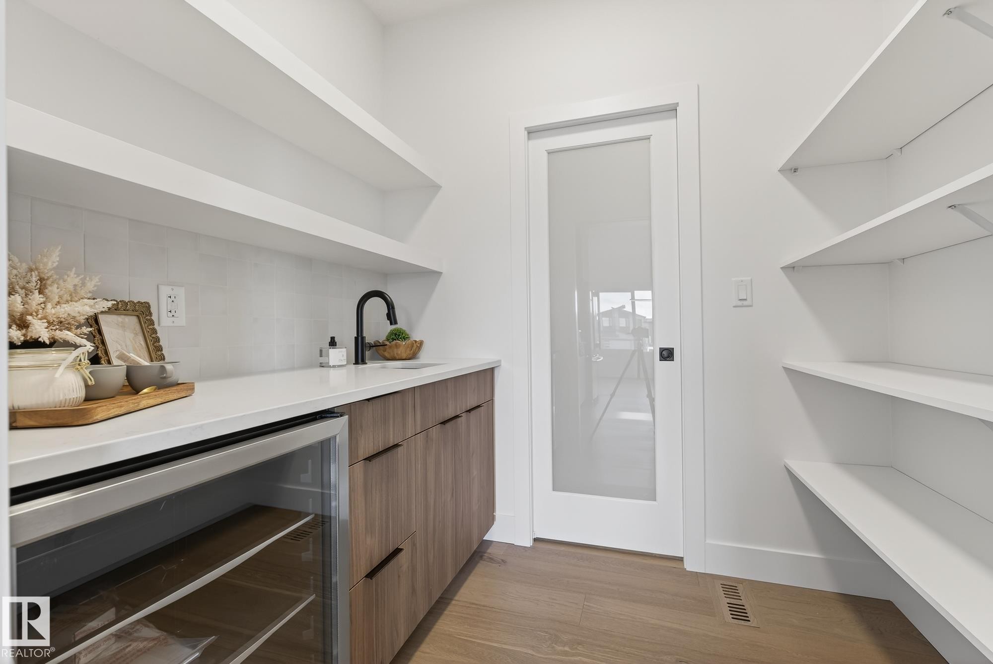 7095 Kiviaq Crescent, Edmonton, AB - Indoor Photo Showing Kitchen With Upgraded Kitchen