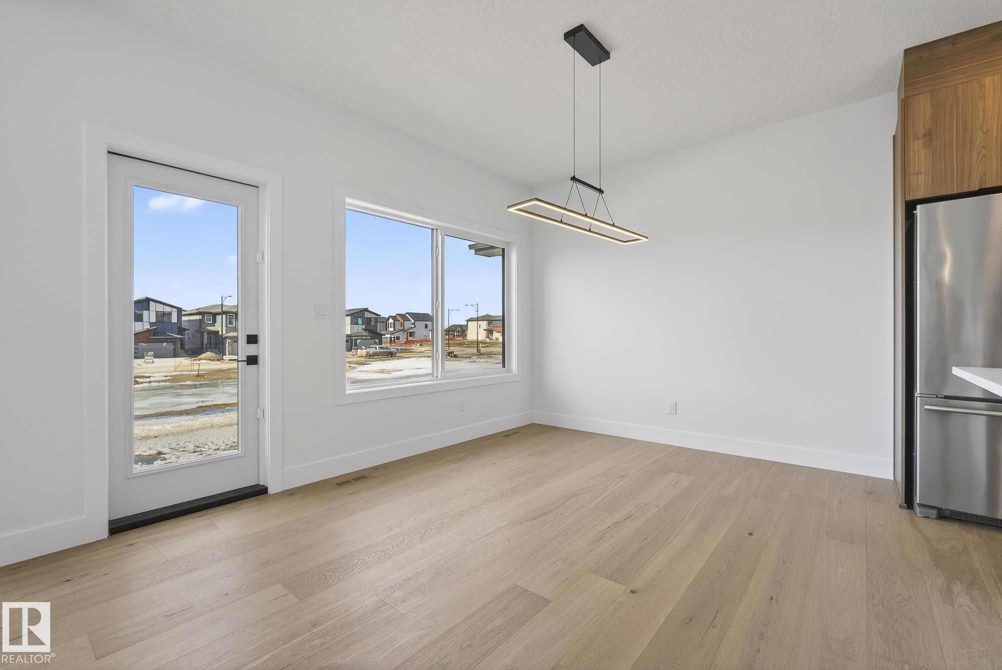 7095 Kiviaq Crescent, Edmonton, AB - Indoor Photo Showing Kitchen With Upgraded Kitchen