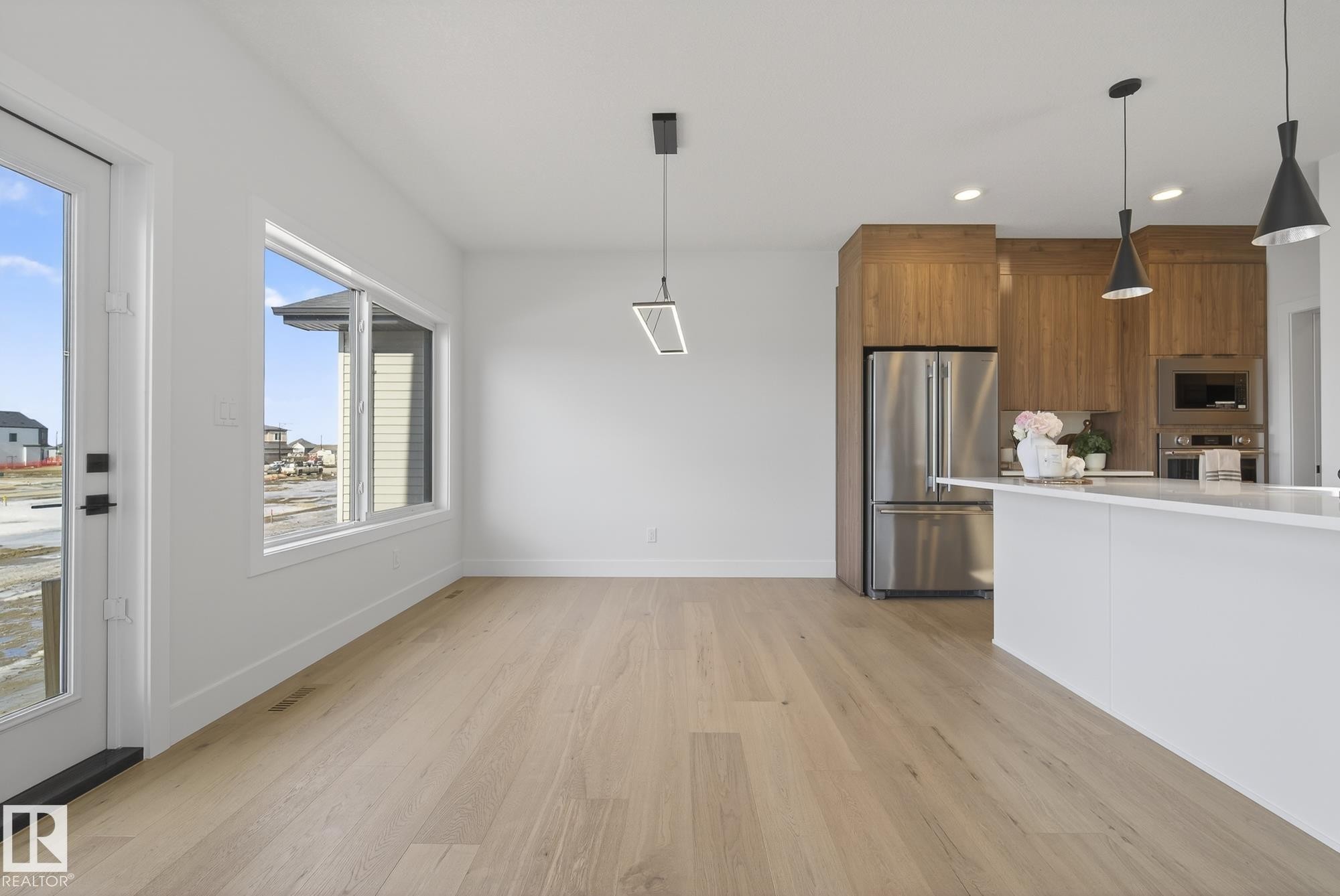 7095 Kiviaq Crescent, Edmonton, AB - Indoor Photo Showing Kitchen With Upgraded Kitchen