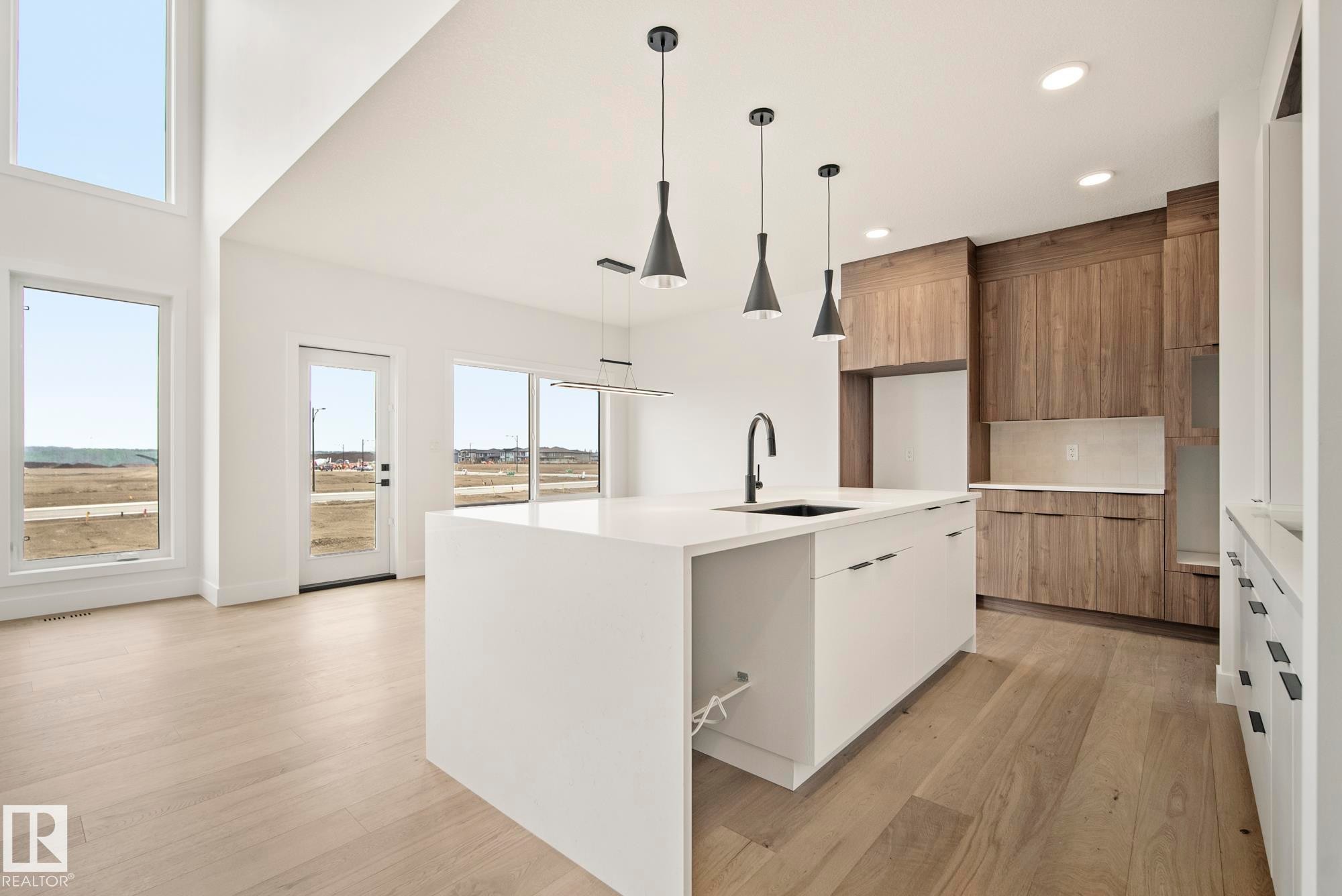 7095 Kiviaq Crescent, Edmonton, AB - Indoor Photo Showing Kitchen With Upgraded Kitchen