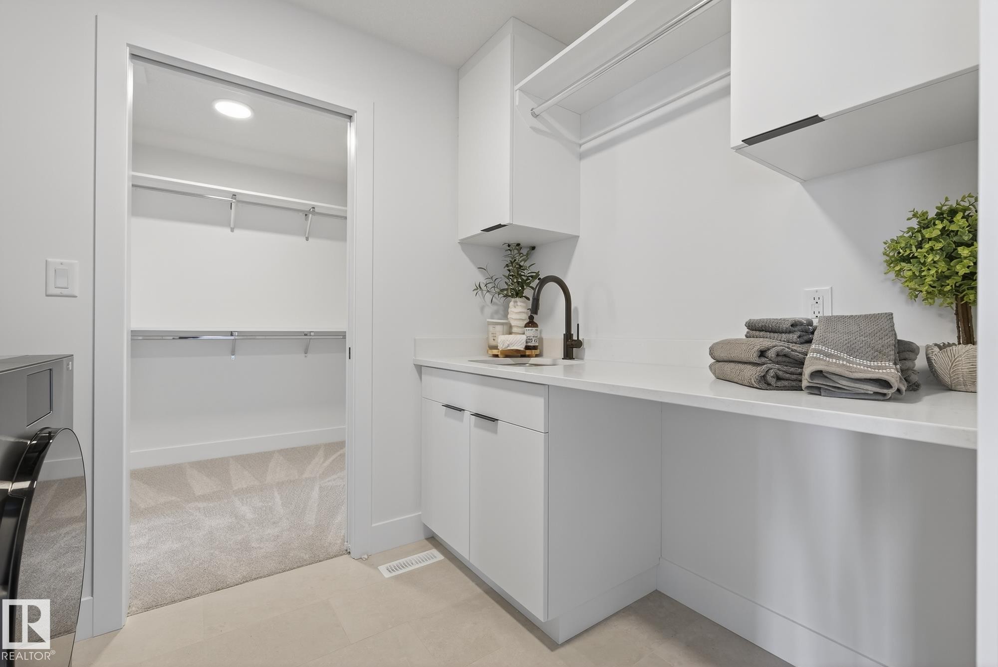 7095 Kiviaq Crescent, Edmonton, AB - Indoor Photo Showing Bedroom