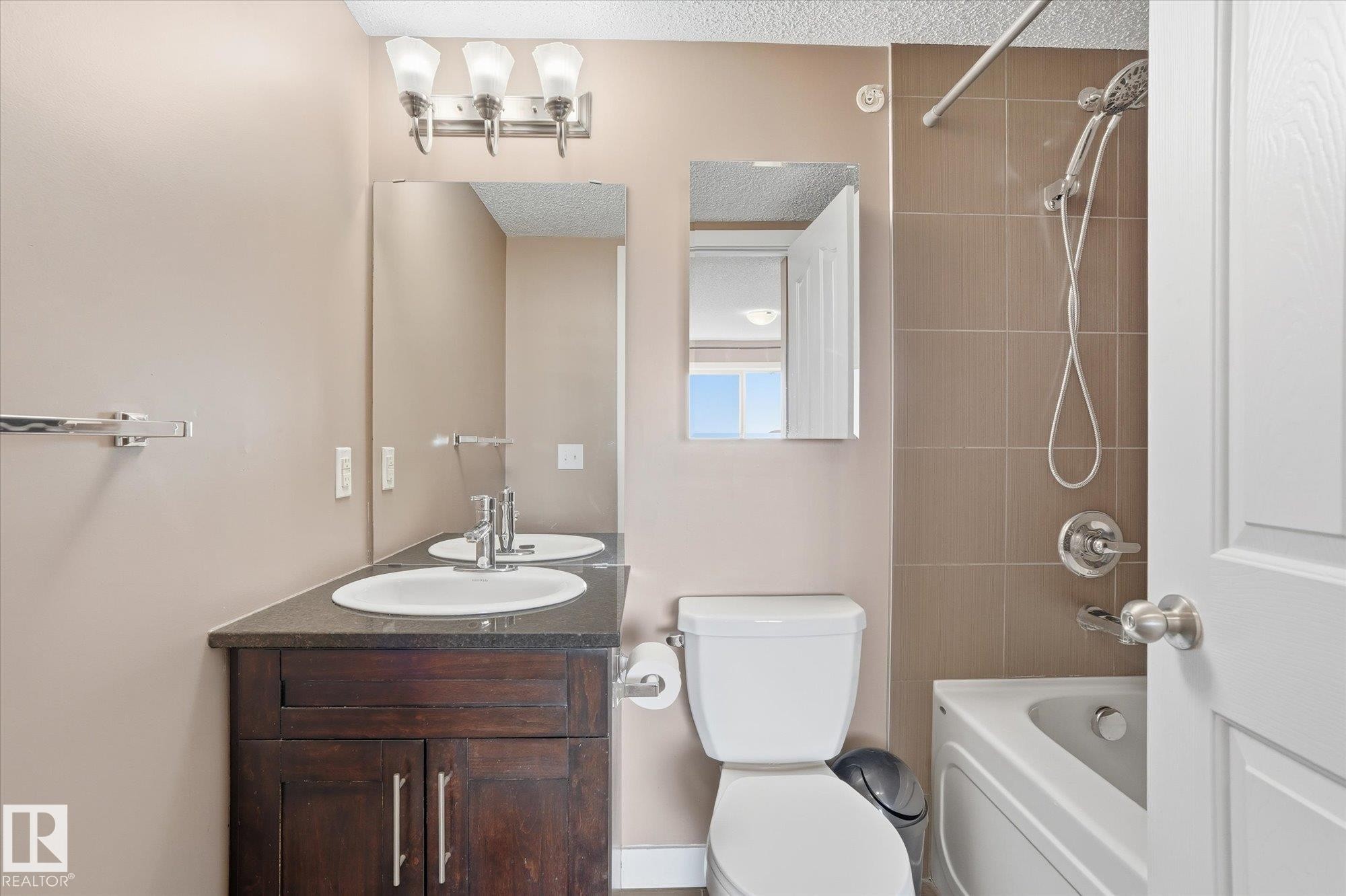 402 11803 22 Avenue, Edmonton, AB - Indoor Photo Showing Bathroom