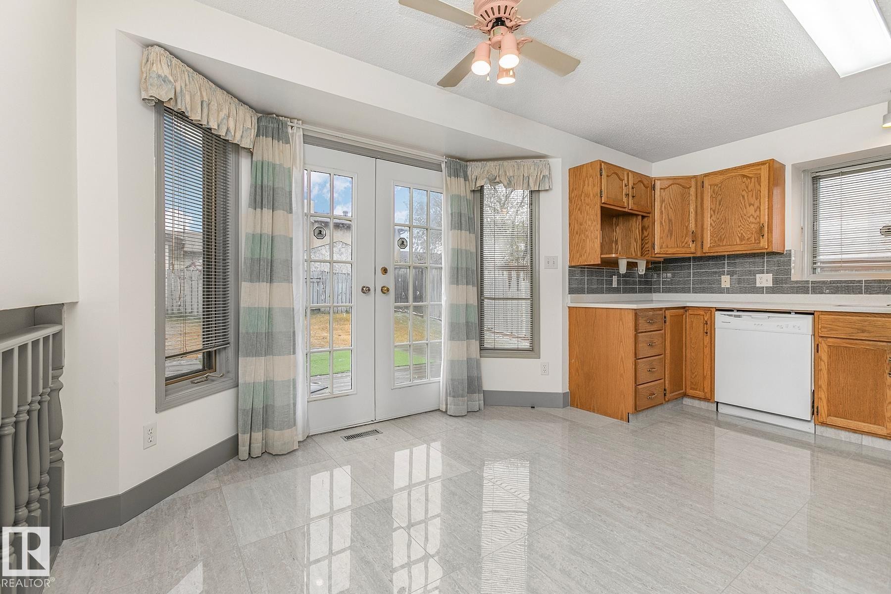 Edmonton, AB - Indoor Photo Showing Kitchen