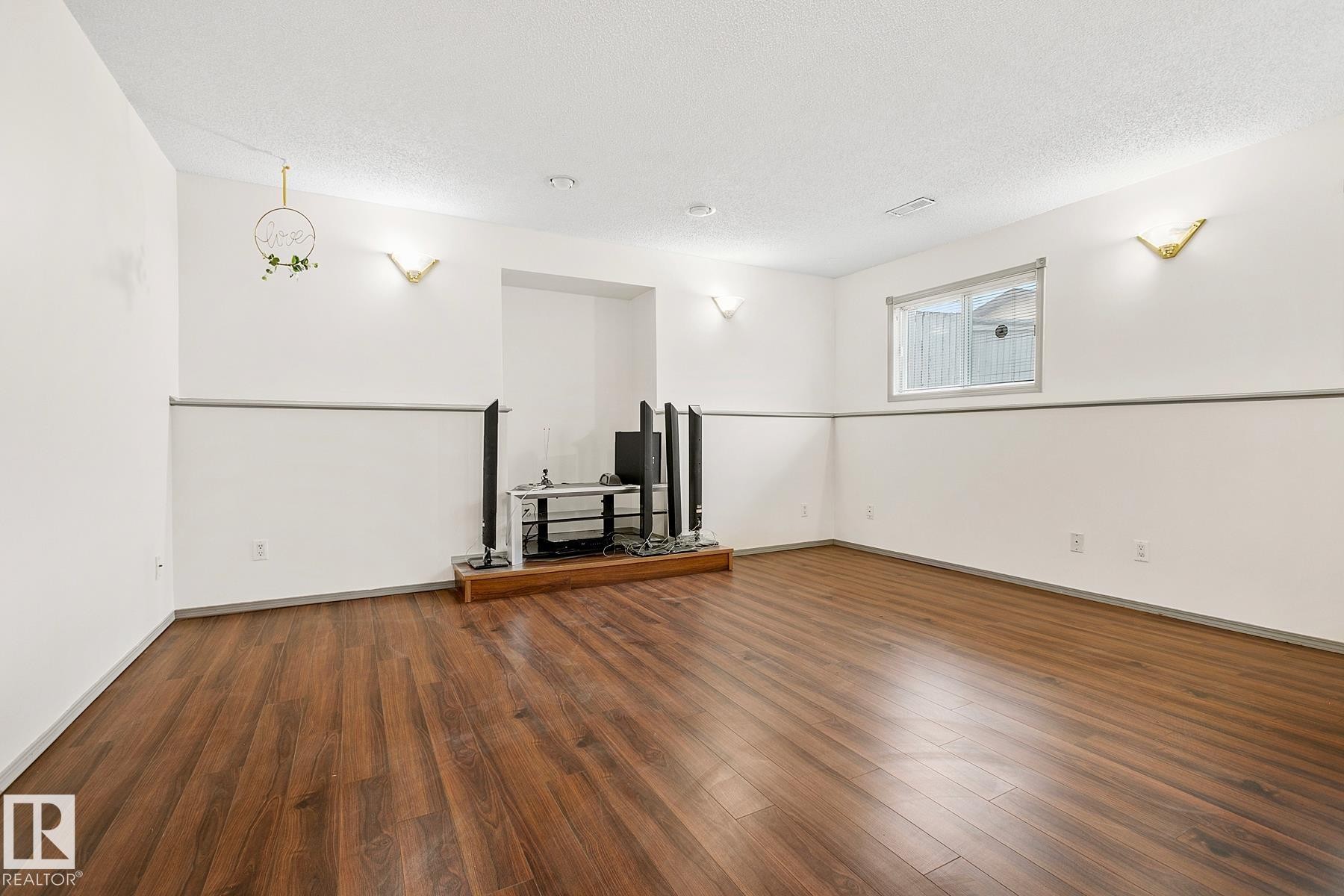 Edmonton, AB - Indoor Photo Showing Other Room