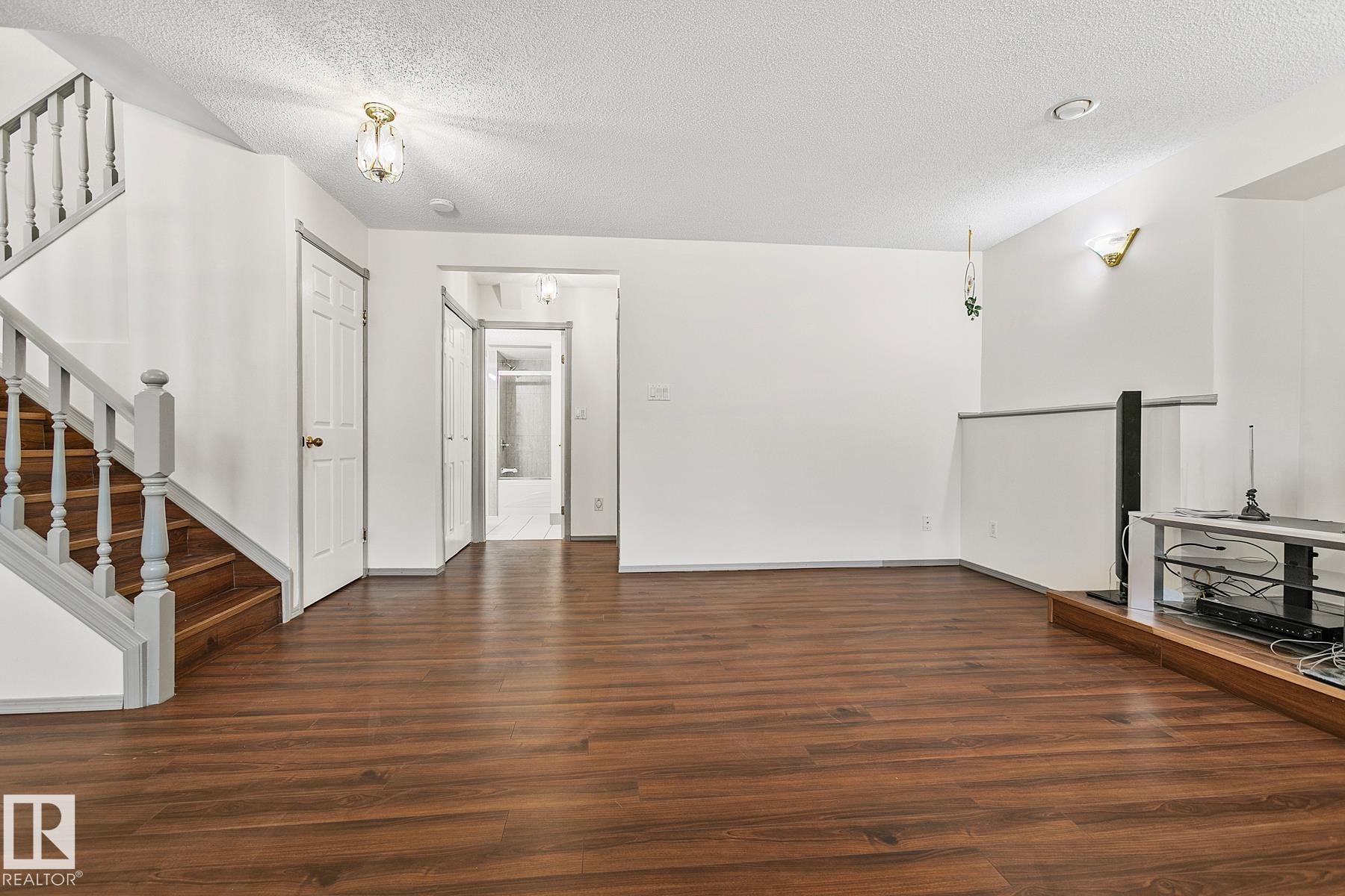 Edmonton, AB - Indoor Photo Showing Other Room