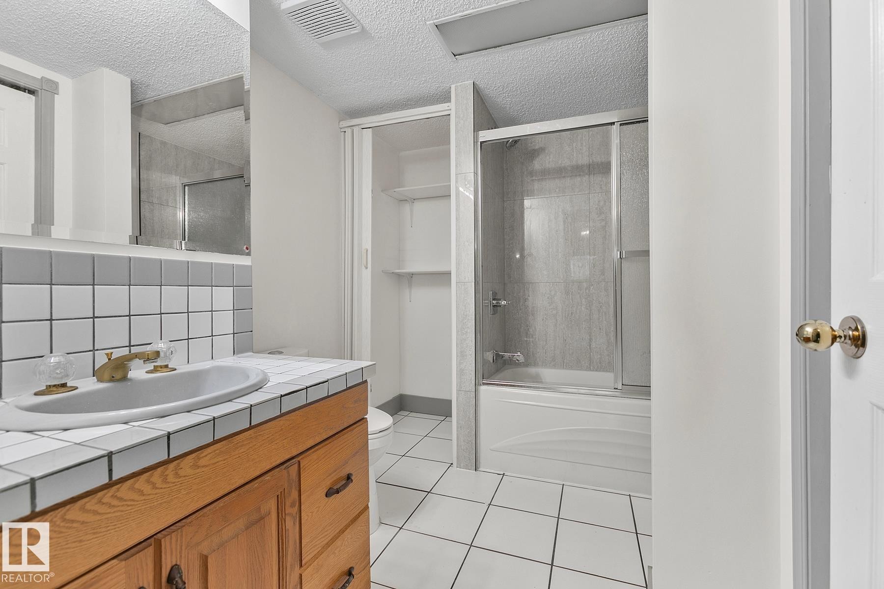 Edmonton, AB - Indoor Photo Showing Bathroom