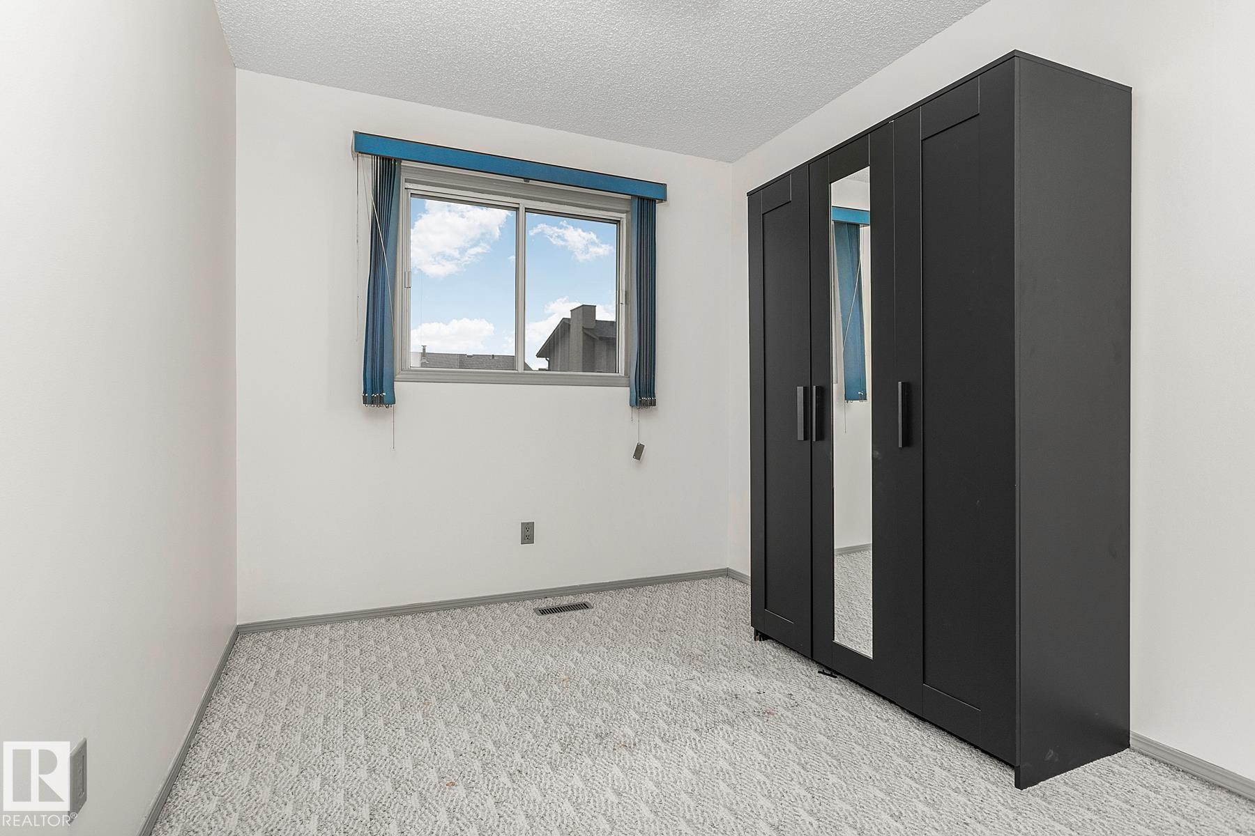 Edmonton, AB - Indoor Photo Showing Other Room