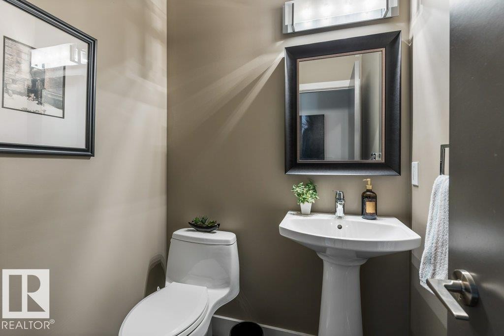4522 Donsdale Drive Nw, Edmonton, AB - Indoor Photo Showing Bathroom