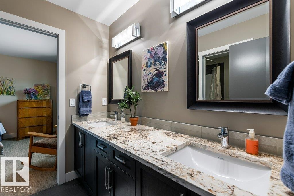 4522 Donsdale Drive Nw, Edmonton, AB - Indoor Photo Showing Bathroom