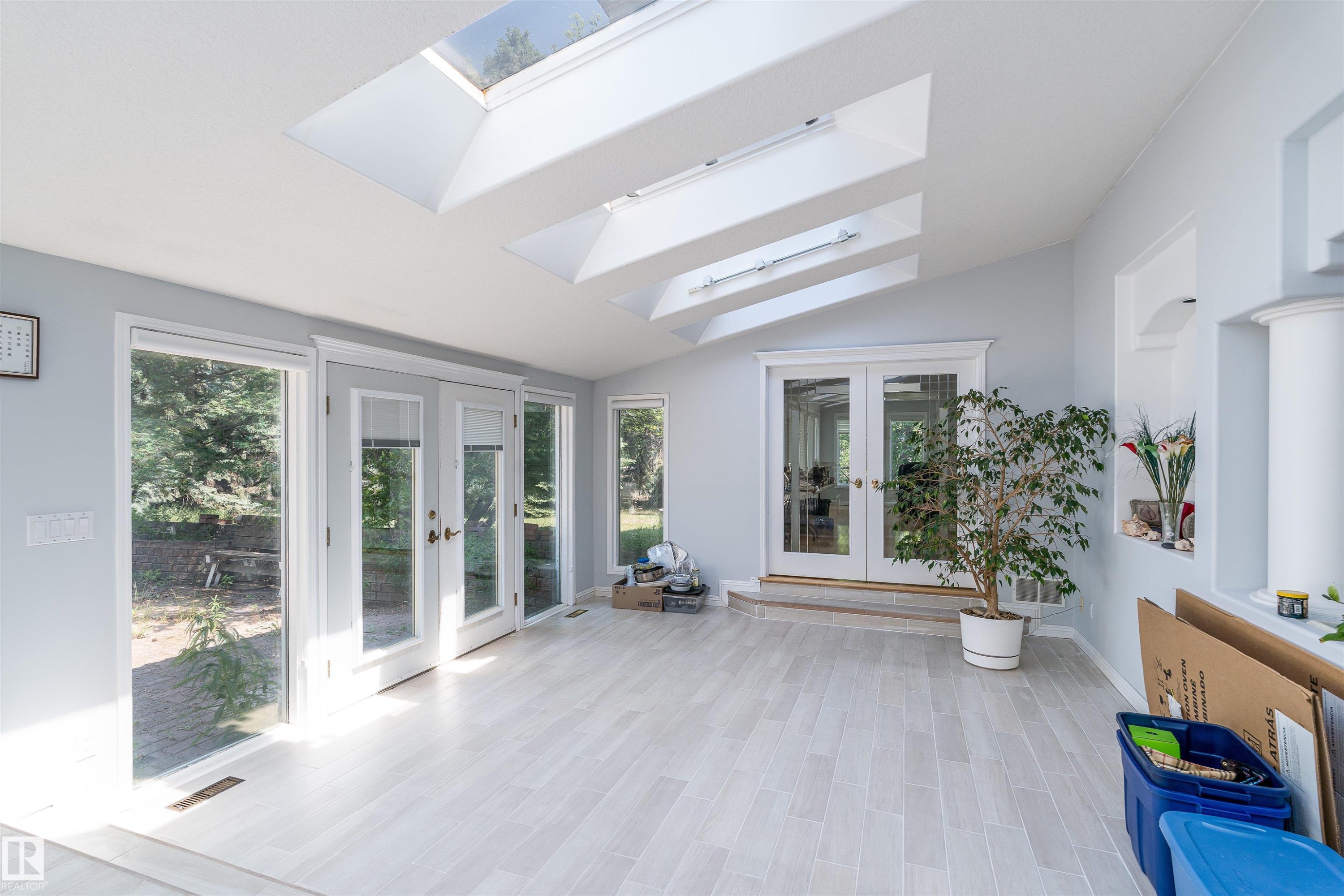 10812 5 Avenue, Edmonton, AB - Indoor Photo Showing Other Room