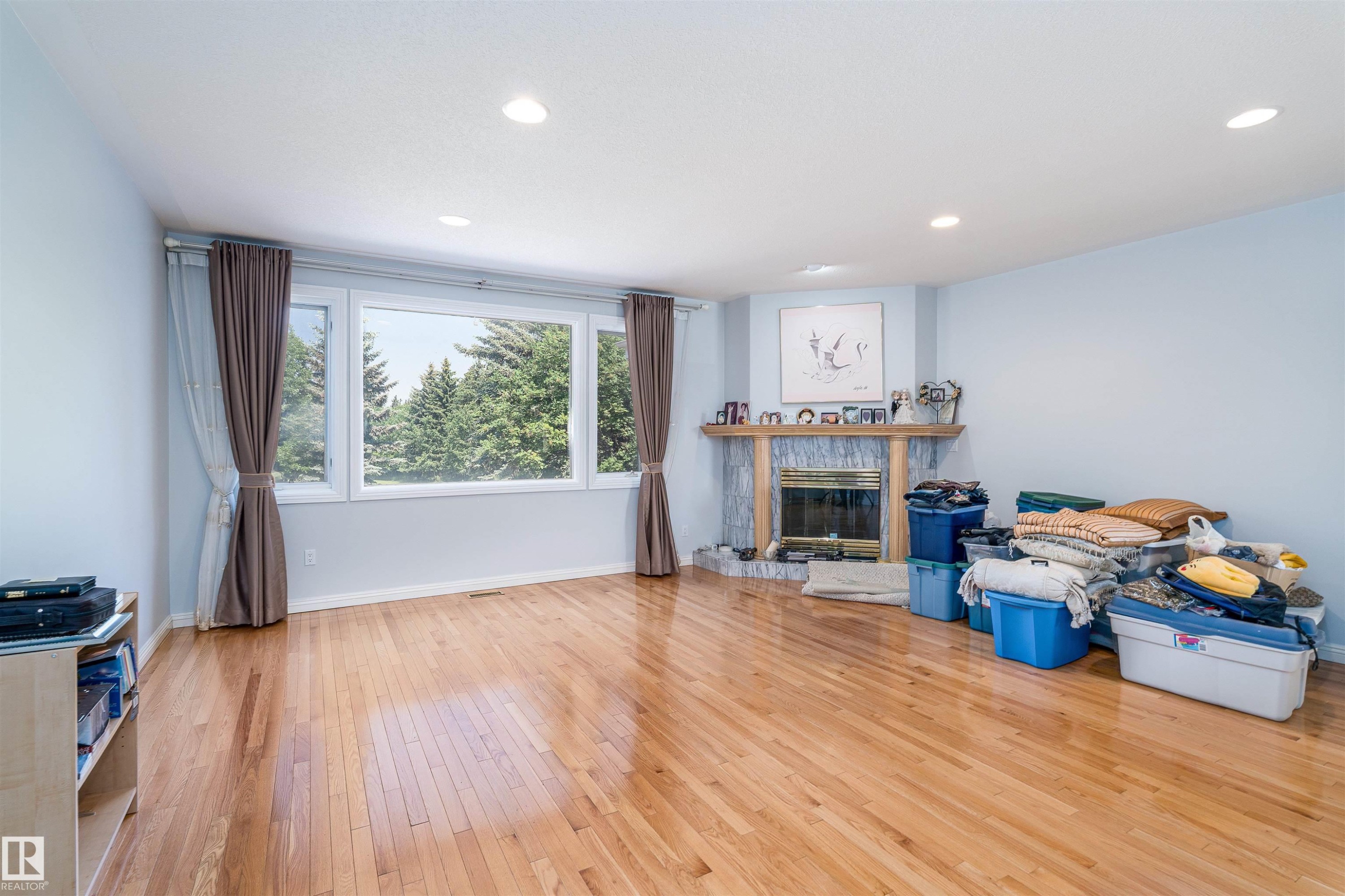 10812 5 Avenue, Edmonton, AB - Indoor Photo Showing Living Room With Fireplace