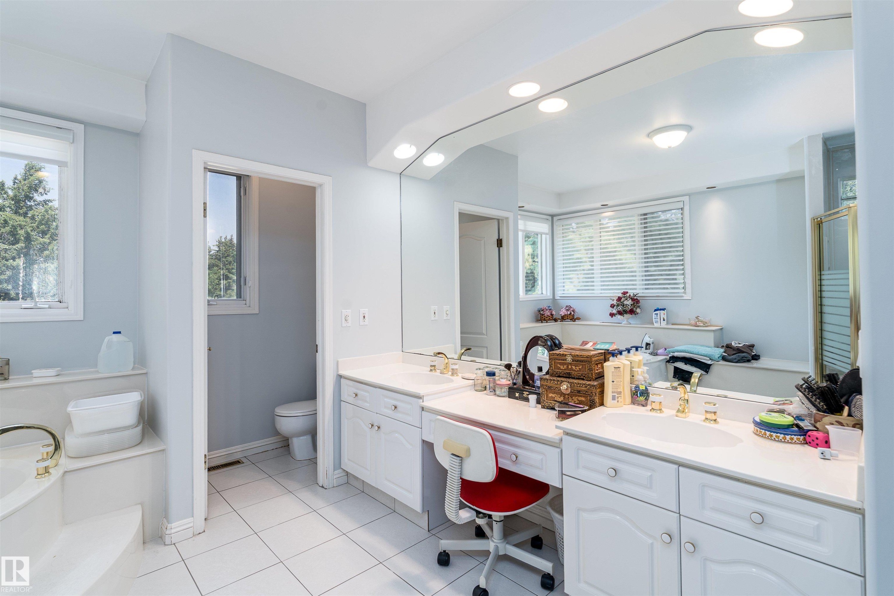 10812 5 Avenue, Edmonton, AB - Indoor Photo Showing Bathroom