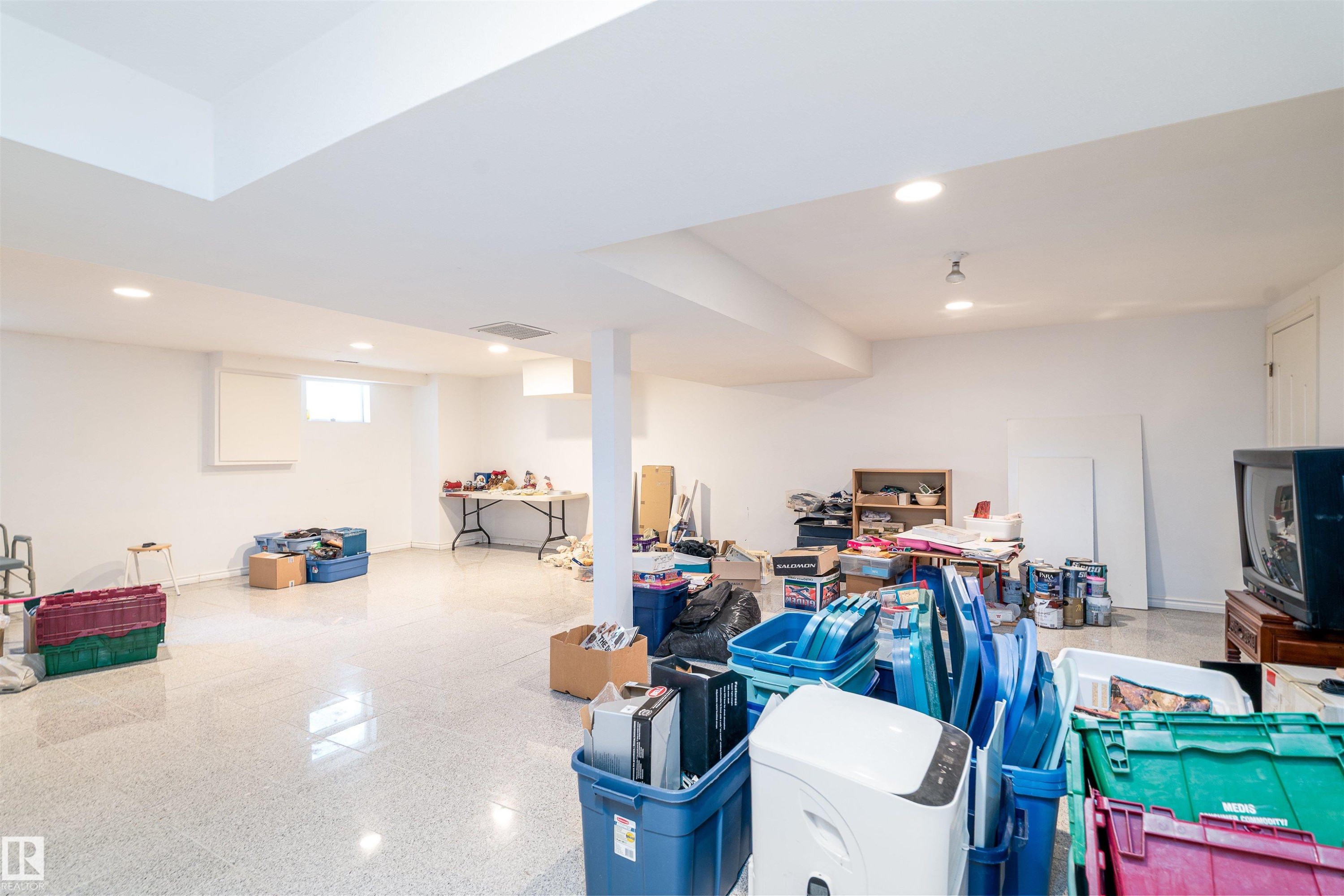 10812 5 Avenue, Edmonton, AB - Indoor