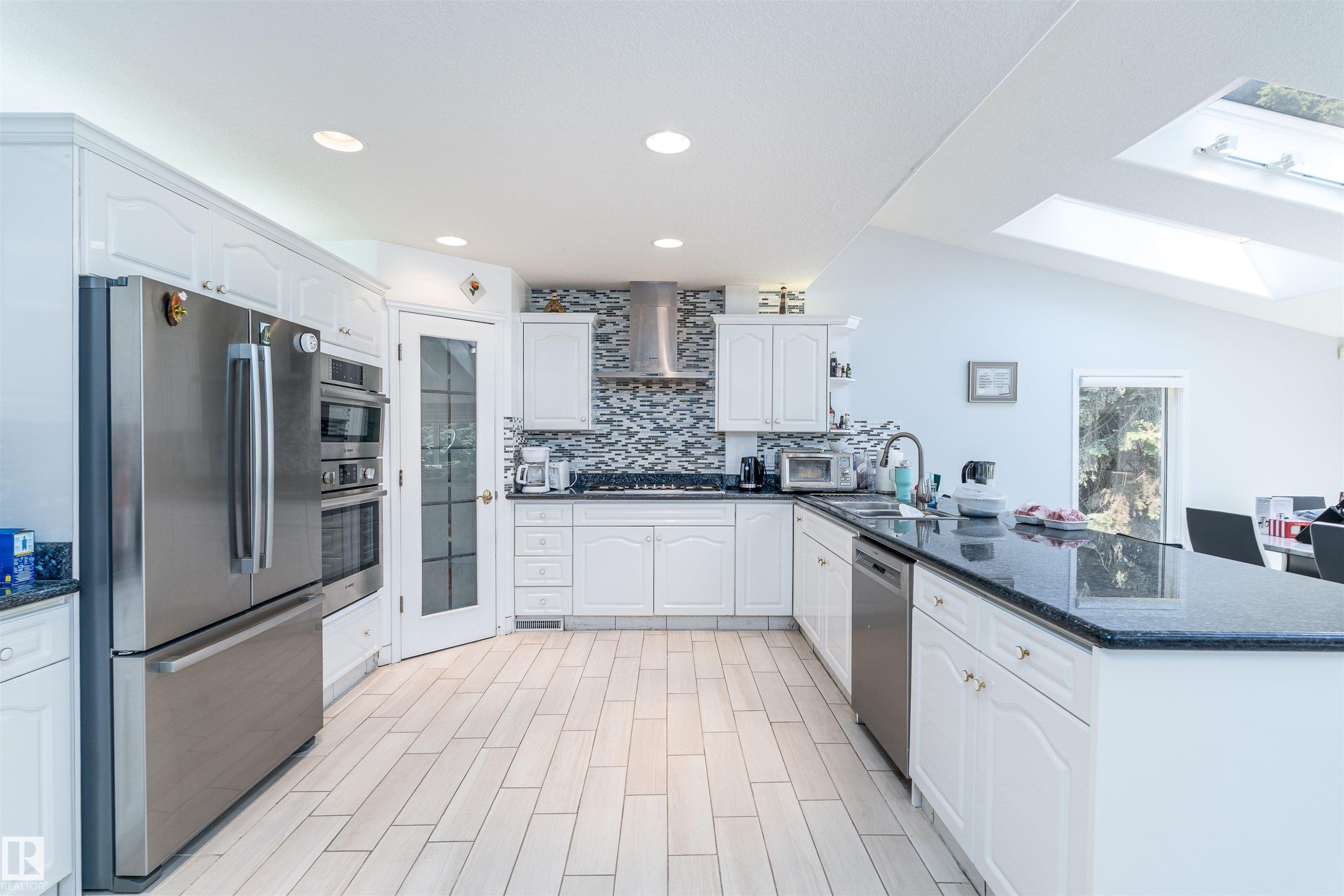10812 5 Avenue, Edmonton, AB - Indoor Photo Showing Kitchen With Upgraded Kitchen