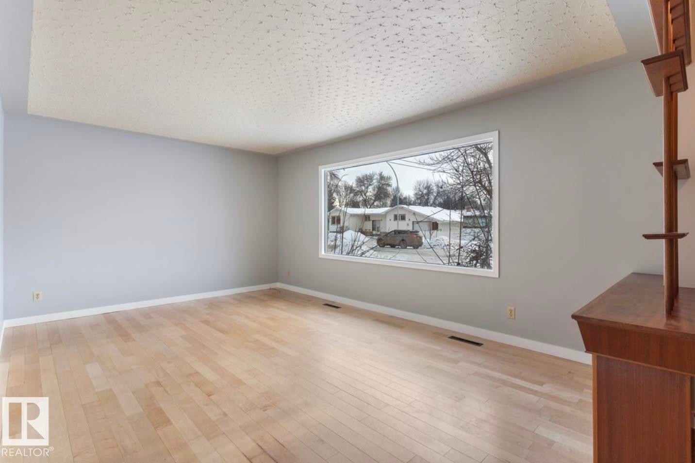Empty room with light wood-type flooring - 3810 110 Avenue, Edmonton, AB - Indoor