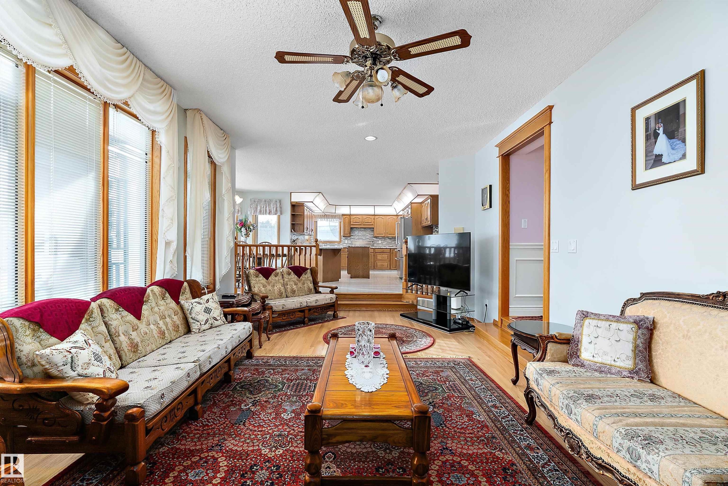 93 Cormack Crescent, Edmonton, AB - Indoor Photo Showing Living Room