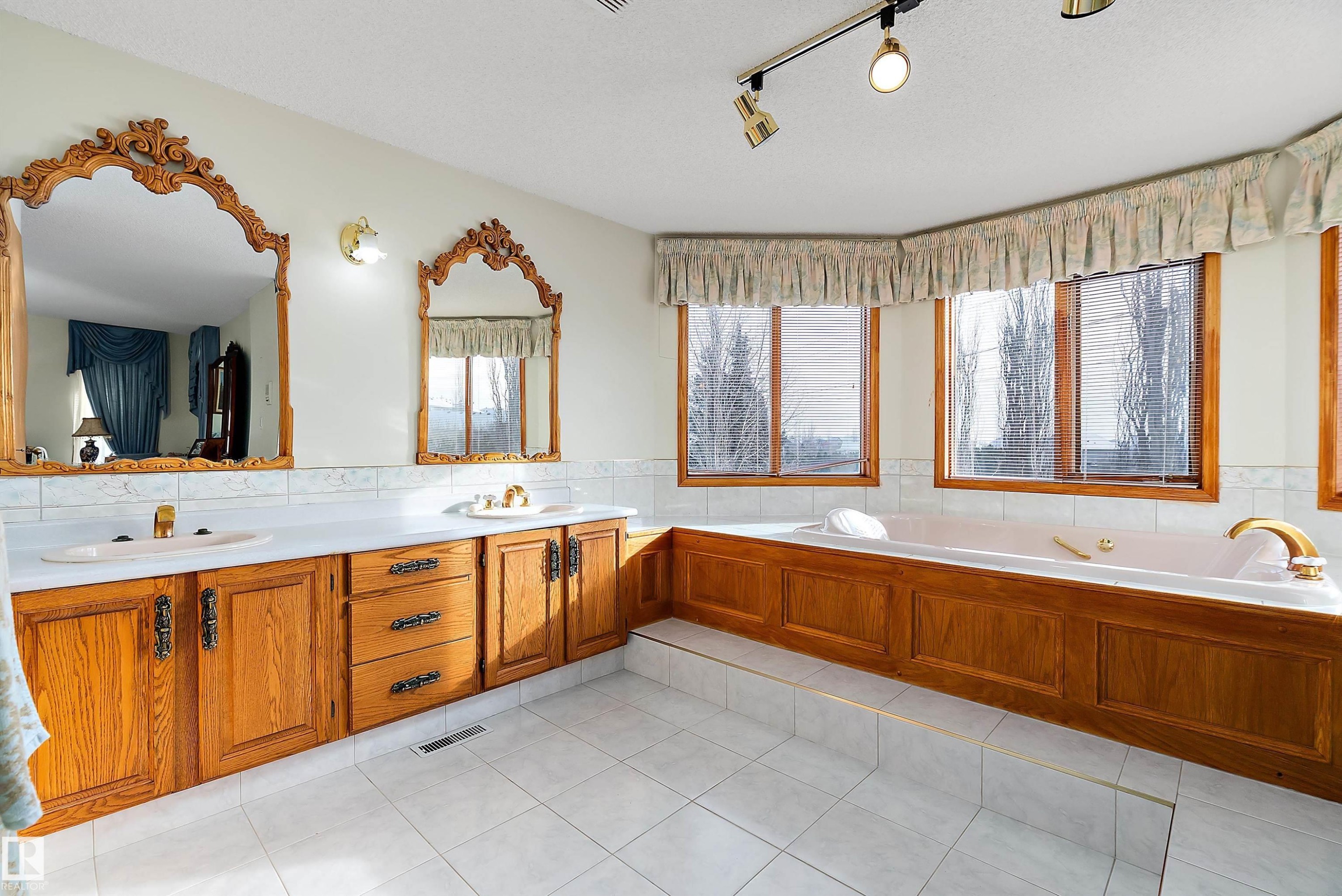 93 Cormack Crescent, Edmonton, AB - Indoor Photo Showing Bathroom