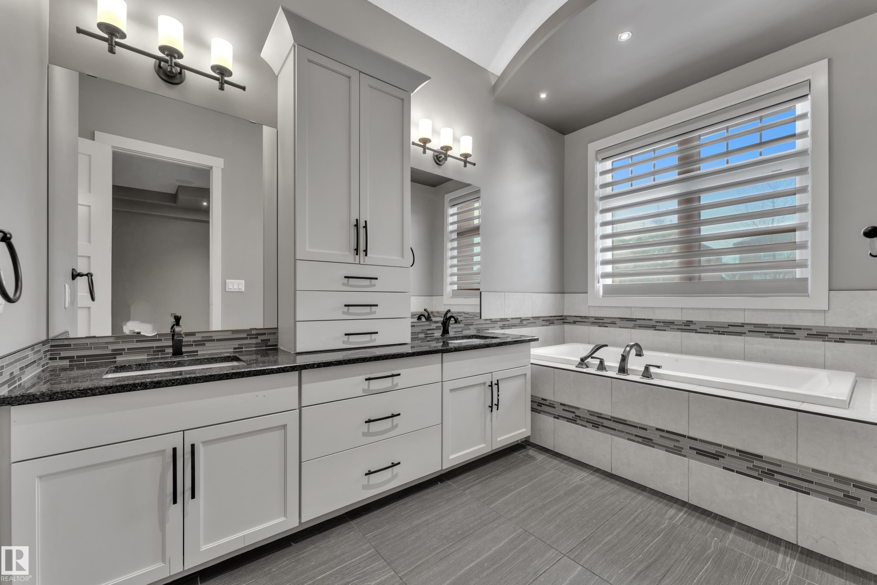 4107 Westcliff Heath, Edmonton, AB - Indoor Photo Showing Bathroom