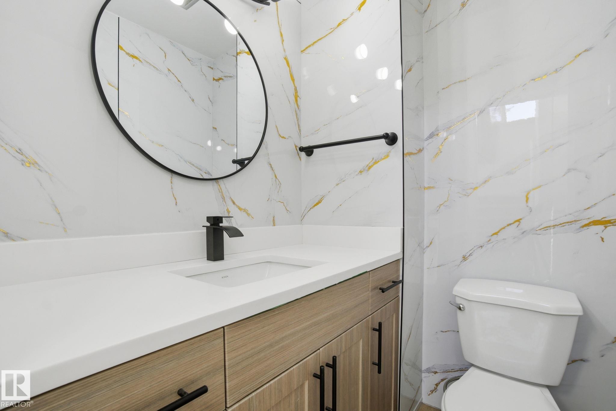 5538 145 Avenue, Edmonton, AB - Indoor Photo Showing Bathroom