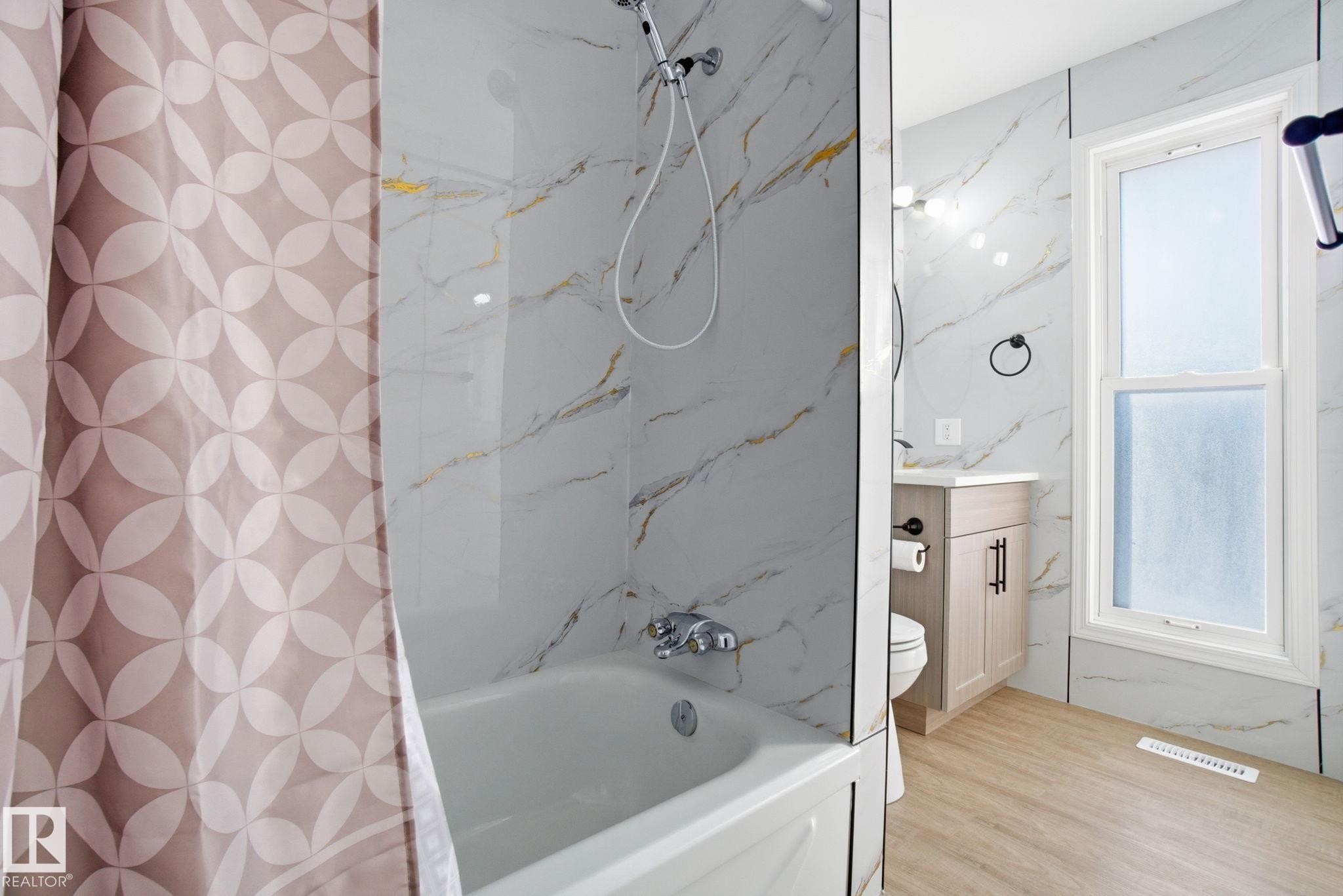 5538 145 Avenue, Edmonton, AB - Indoor Photo Showing Bathroom