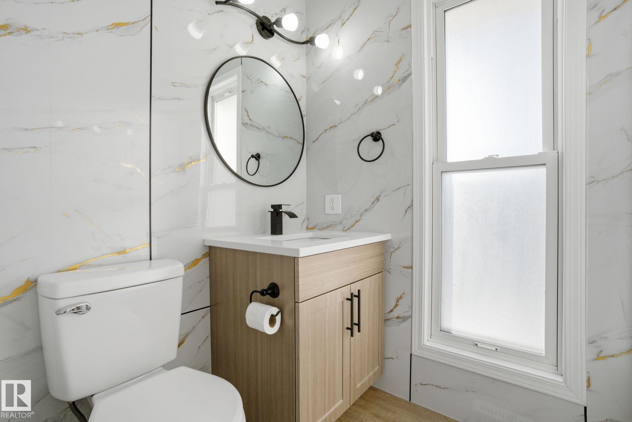 5538 145 Avenue, Edmonton, AB - Indoor Photo Showing Bathroom