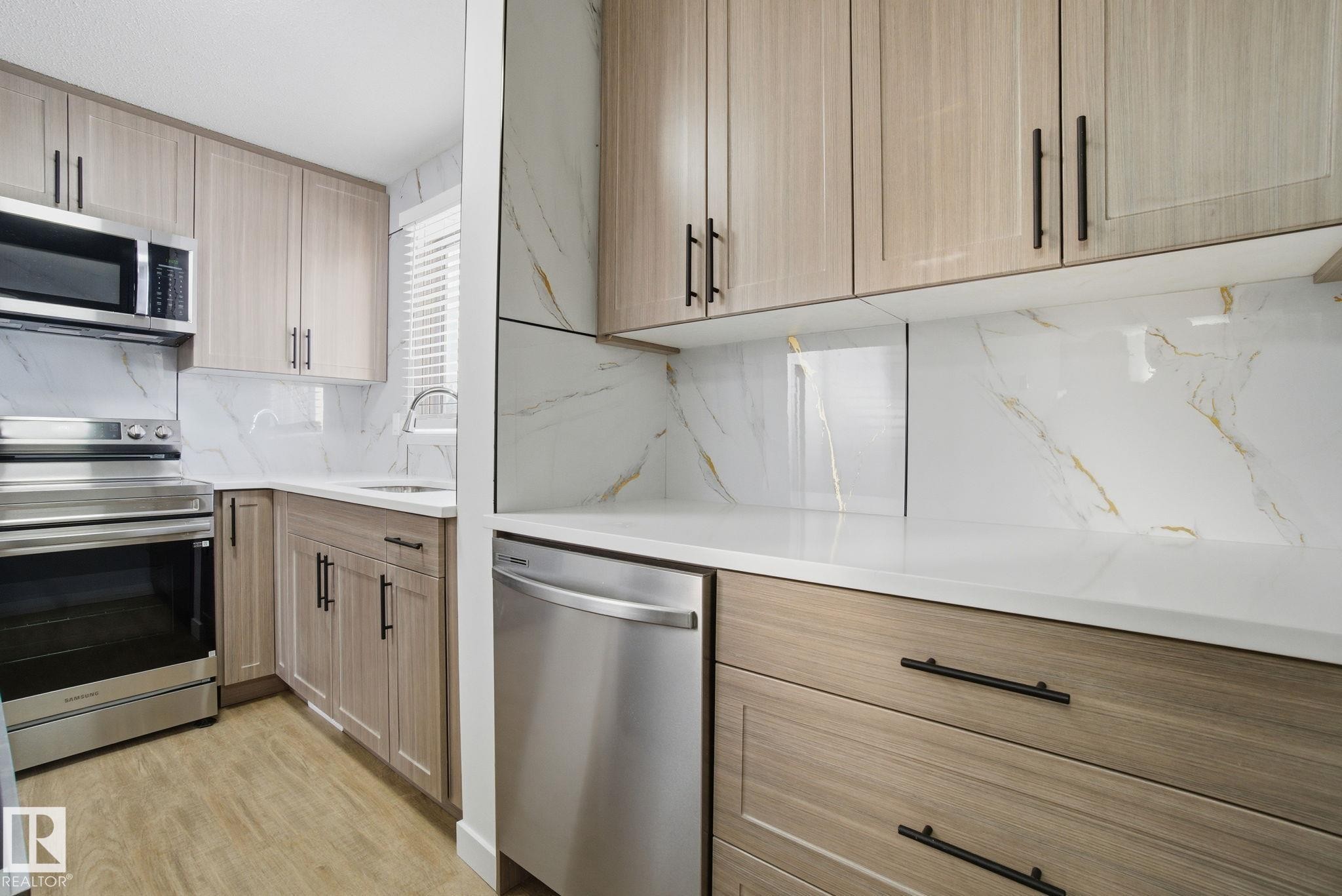 5538 145 Avenue, Edmonton, AB - Indoor Photo Showing Kitchen