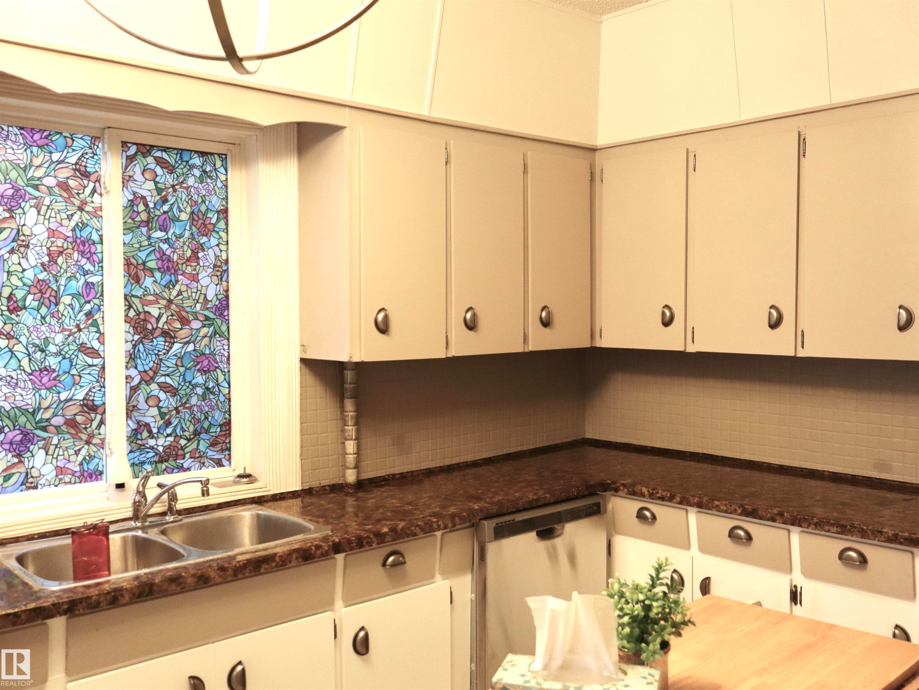 Kitchen with dishwasher and backsplash - 4511 53 Ave, Barrhead, AB - Indoor Photo Showing Kitchen With Double Sink