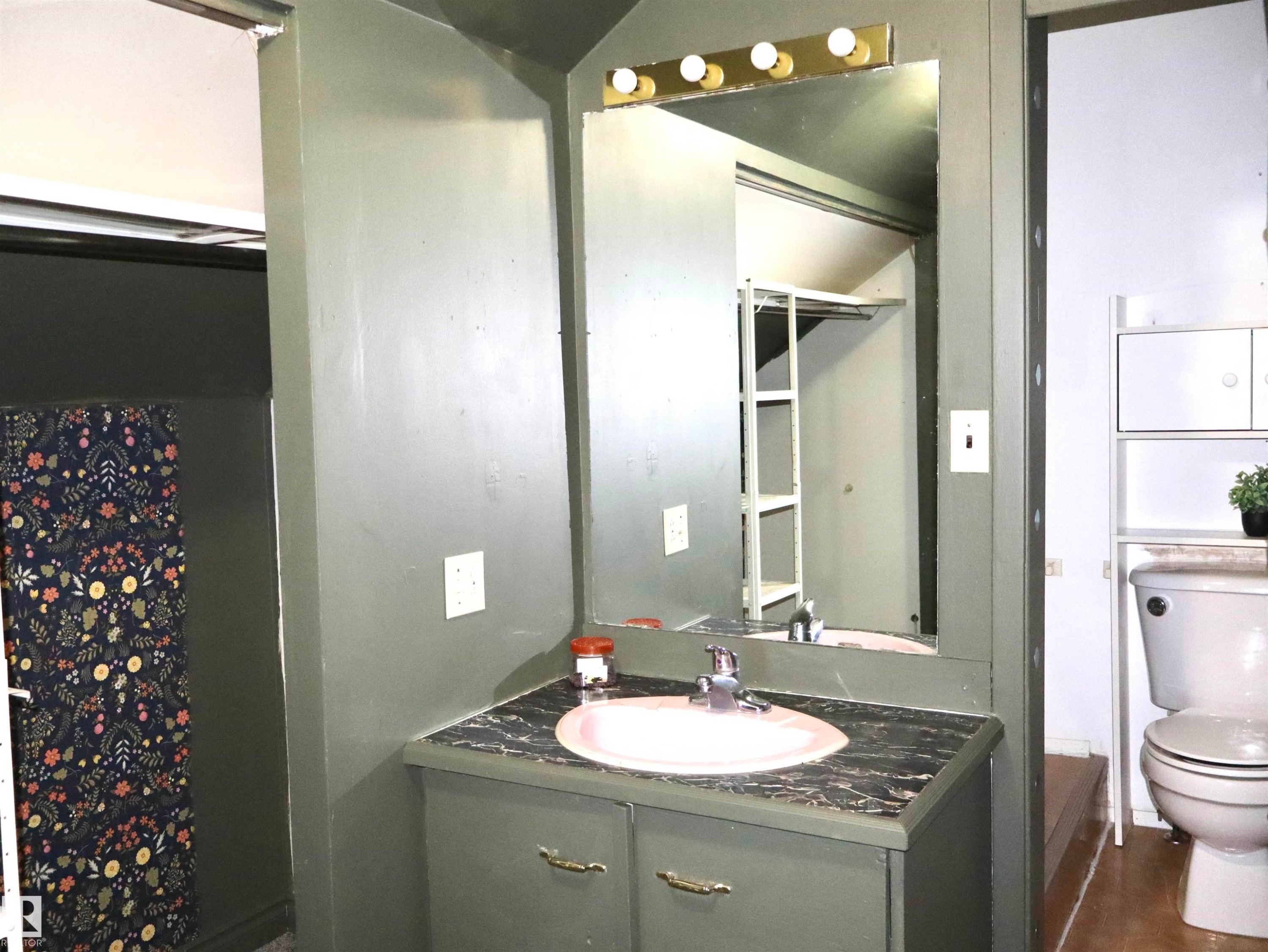 Full bath with vanity and toilet - 4511 53 Ave, Barrhead, AB - Indoor Photo Showing Bathroom