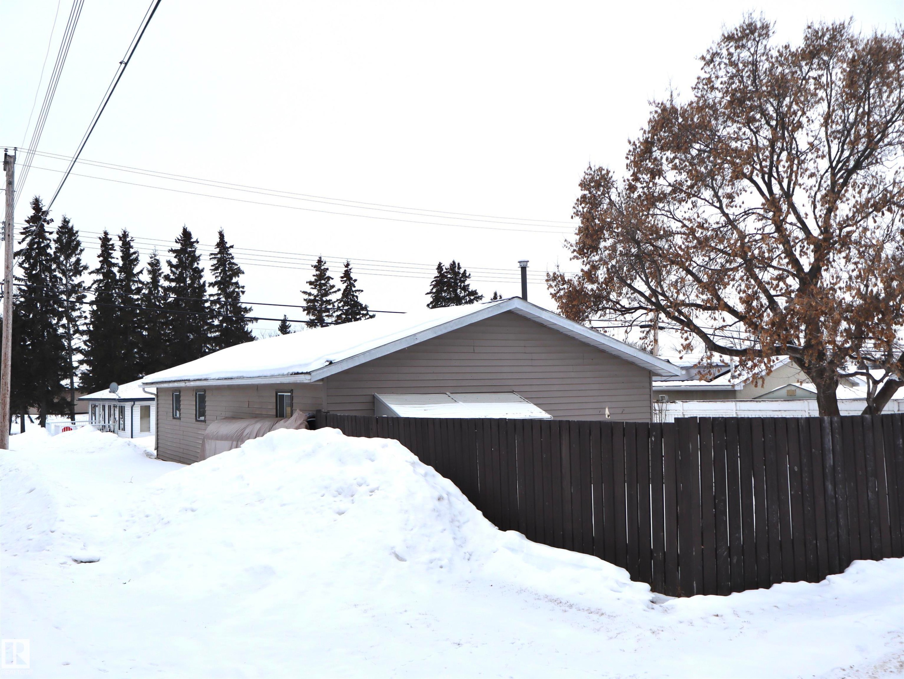 View of property exterior - 4511 53 Ave, Barrhead, AB - Outdoor